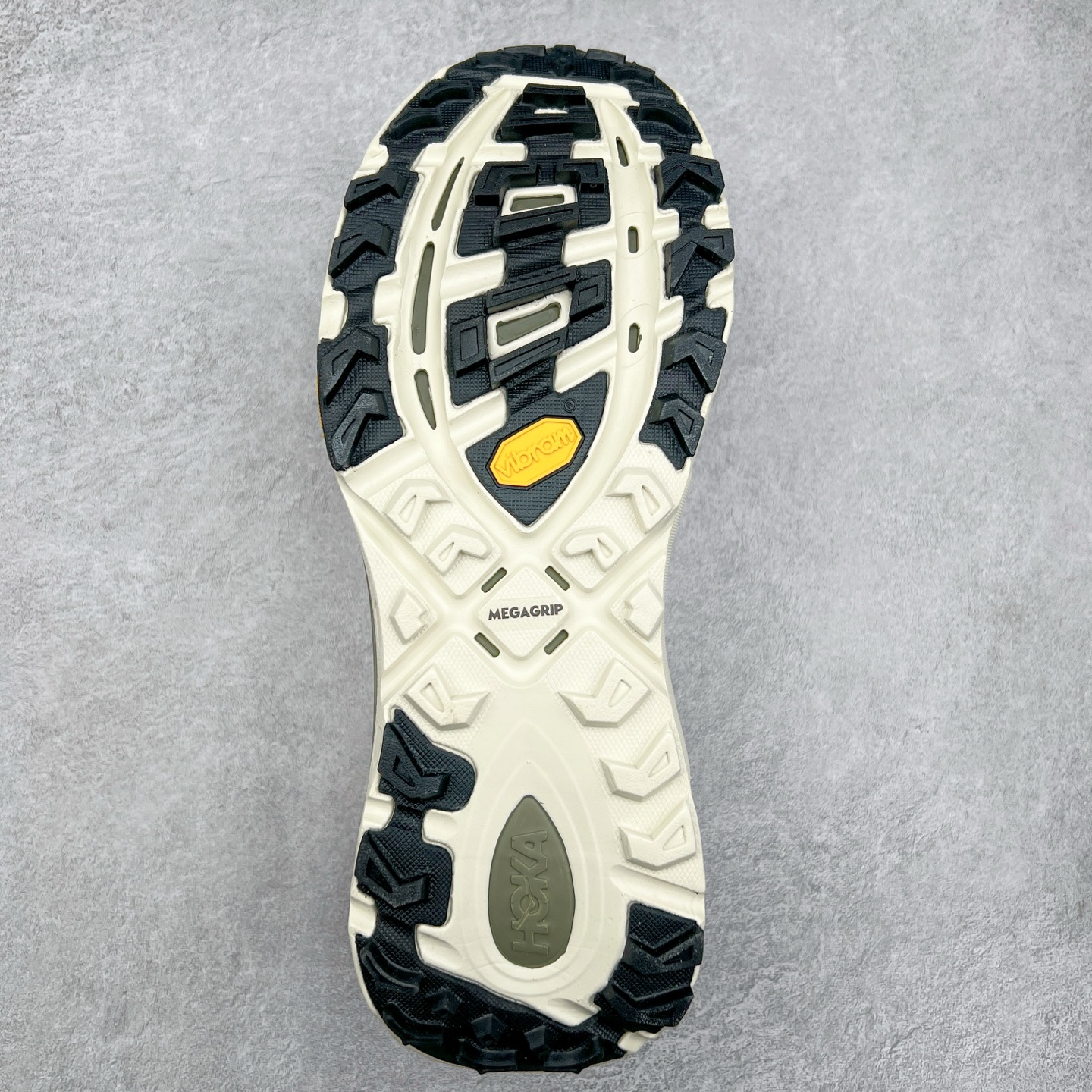 图片[9]-HOKA ONE ONE Mafate Speed 2 Low 玛法特2代系列低帮轻量户外越野休闲运动慢跑鞋 HOKA ONE ONE 最近推出了一个胶囊系列 Origin Story 这个系列里的 Mafate Speed 2 可以说让我日思夜想有一阵子了 最近终于拔草 让我来分享一下这双也是上脚赞到爆的越野跑鞋吧 以阿尔卑斯山脉作为主题将亮黄色与蓝色调覆盖在这经典轮廓之上 配色的呈现效果相当亮眼 以至于很多人买这个配色是用来日常搭配的 鞋面采用超轻的无缝架构 轻薄的TPU贴在透气的鞋面材料上 减轻重量同时也保证了支撑性 鞋底则采用滚动平衡技术 引导跑者回归自然步态 祖传的神奇EVA材质中底依旧是一如既往地表现优秀 能提供充足的缓震 作为HOKA家的越野跑鞋 VIBRAM 橡胶大底也是必不可少的 即便在复杂湿滑的地形 依旧能有良好的抓地力及稳定性 鞋带采用了弹性不易松脱的扁宽弹性鞋带 前掌与中掌部分也进行了加宽 也更加适合亚洲人的脚型 是一款十分全面且足够强悍的户外硬核越野鞋 而这双极其亮眼的越野跑鞋恰好又是在江山一百中参赛的UTMB冠军 Ludovic POMMERET 夺冠时穿着的战靴 这就让它变得更加有吸引力了 用来日常搭配的话短裤是基本不挑 长裤我个人推荐阔腿裤 工装裤以及各种长筒牛仔裤都可以 尺码：36 36.5 37.5 38 38.5 39 40 40.5 41 42 42.5 43 44 44.5 45-选品中心