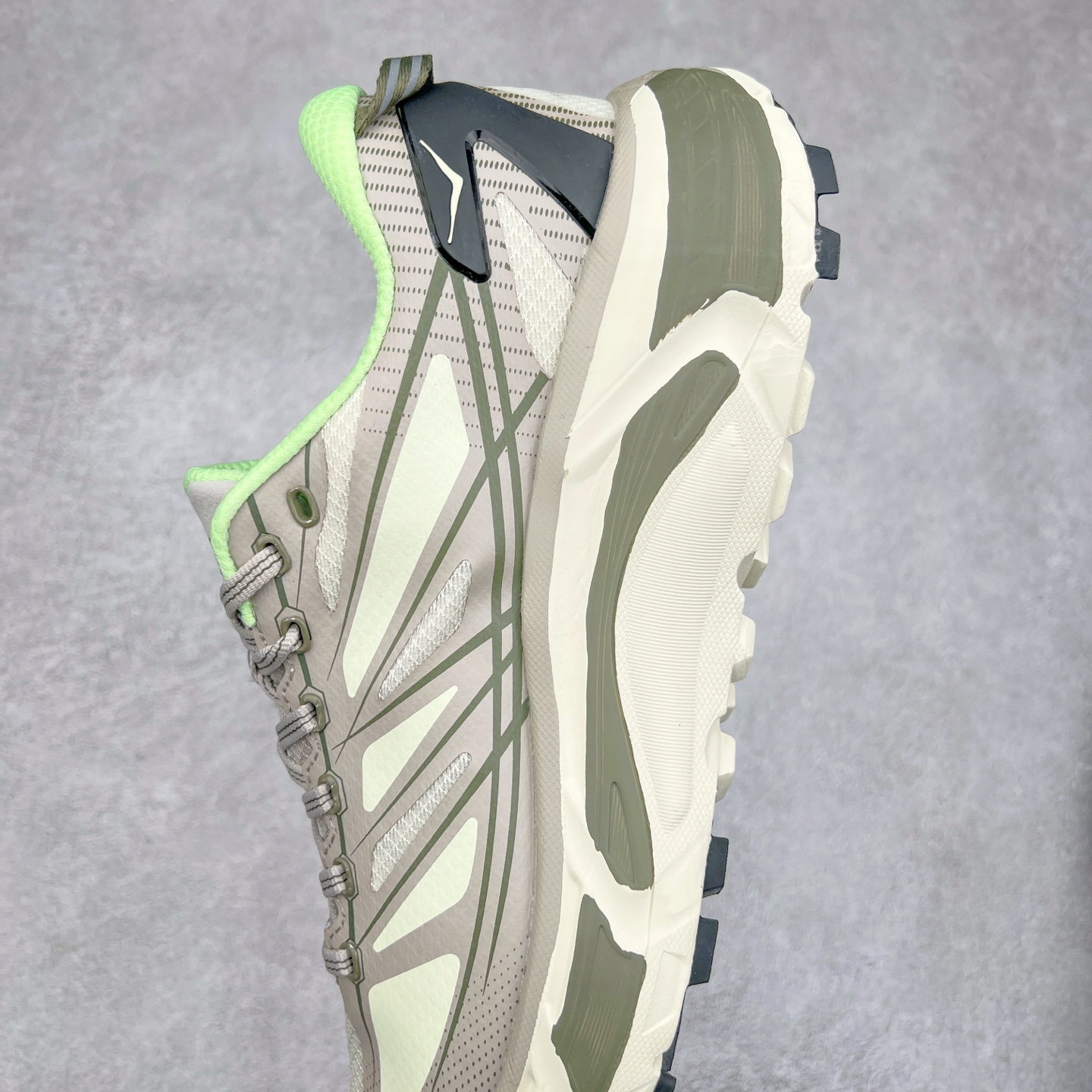 图片[7]-HOKA ONE ONE Mafate Speed 2 Low 玛法特2代系列低帮轻量户外越野休闲运动慢跑鞋 HOKA ONE ONE 最近推出了一个胶囊系列 Origin Story 这个系列里的 Mafate Speed 2 可以说让我日思夜想有一阵子了 最近终于拔草 让我来分享一下这双也是上脚赞到爆的越野跑鞋吧 以阿尔卑斯山脉作为主题将亮黄色与蓝色调覆盖在这经典轮廓之上 配色的呈现效果相当亮眼 以至于很多人买这个配色是用来日常搭配的 鞋面采用超轻的无缝架构 轻薄的TPU贴在透气的鞋面材料上 减轻重量同时也保证了支撑性 鞋底则采用滚动平衡技术 引导跑者回归自然步态 祖传的神奇EVA材质中底依旧是一如既往地表现优秀 能提供充足的缓震 作为HOKA家的越野跑鞋 VIBRAM 橡胶大底也是必不可少的 即便在复杂湿滑的地形 依旧能有良好的抓地力及稳定性 鞋带采用了弹性不易松脱的扁宽弹性鞋带 前掌与中掌部分也进行了加宽 也更加适合亚洲人的脚型 是一款十分全面且足够强悍的户外硬核越野鞋 而这双极其亮眼的越野跑鞋恰好又是在江山一百中参赛的UTMB冠军 Ludovic POMMERET 夺冠时穿着的战靴 这就让它变得更加有吸引力了 用来日常搭配的话短裤是基本不挑 长裤我个人推荐阔腿裤 工装裤以及各种长筒牛仔裤都可以 尺码：36 36.5 37.5 38 38.5 39 40 40.5 41 42 42.5 43 44 44.5 45-选品中心