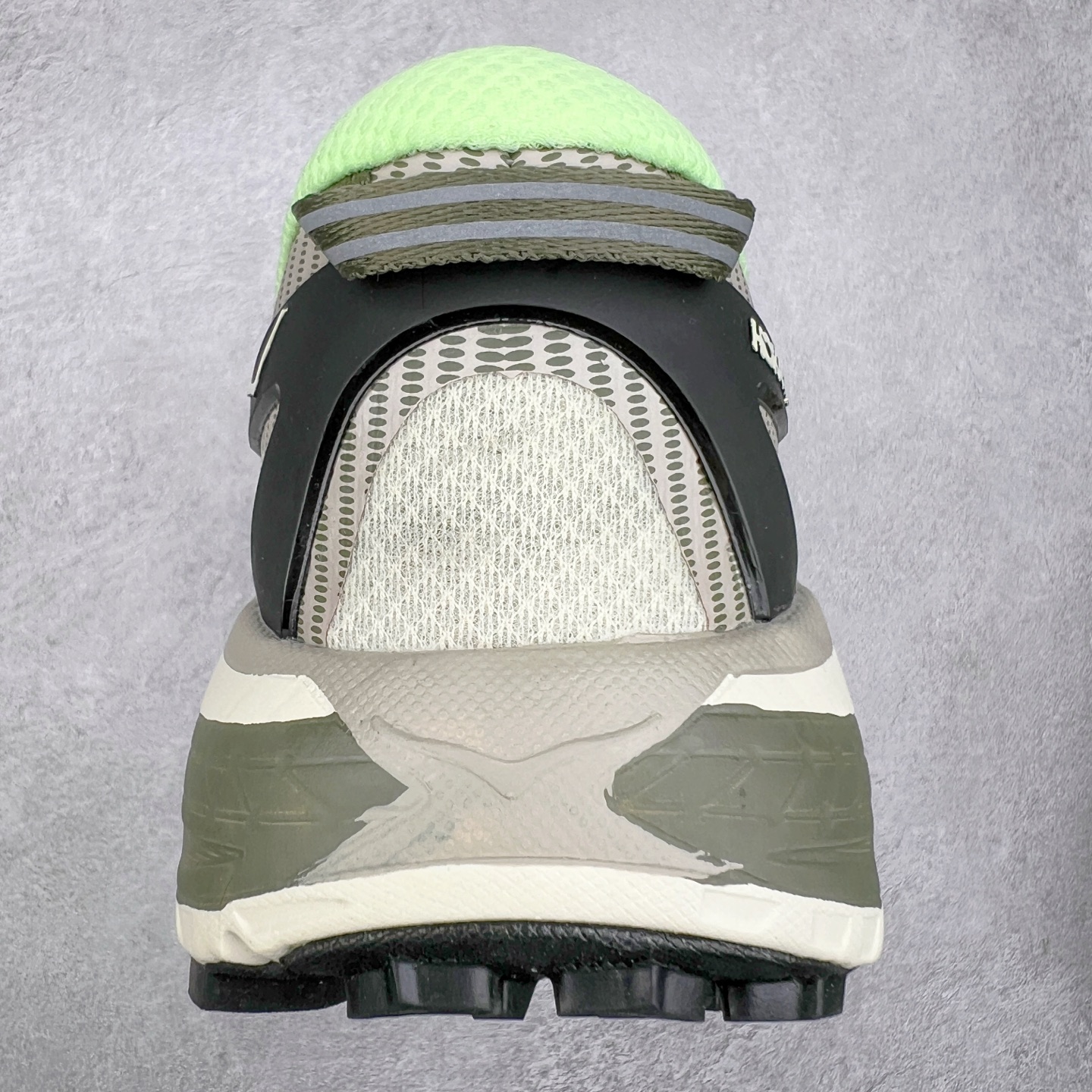 图片[8]-HOKA ONE ONE Mafate Speed 2 Low 玛法特2代系列低帮轻量户外越野休闲运动慢跑鞋 HOKA ONE ONE 最近推出了一个胶囊系列 Origin Story 这个系列里的 Mafate Speed 2 可以说让我日思夜想有一阵子了 最近终于拔草 让我来分享一下这双也是上脚赞到爆的越野跑鞋吧 以阿尔卑斯山脉作为主题将亮黄色与蓝色调覆盖在这经典轮廓之上 配色的呈现效果相当亮眼 以至于很多人买这个配色是用来日常搭配的 鞋面采用超轻的无缝架构 轻薄的TPU贴在透气的鞋面材料上 减轻重量同时也保证了支撑性 鞋底则采用滚动平衡技术 引导跑者回归自然步态 祖传的神奇EVA材质中底依旧是一如既往地表现优秀 能提供充足的缓震 作为HOKA家的越野跑鞋 VIBRAM 橡胶大底也是必不可少的 即便在复杂湿滑的地形 依旧能有良好的抓地力及稳定性 鞋带采用了弹性不易松脱的扁宽弹性鞋带 前掌与中掌部分也进行了加宽 也更加适合亚洲人的脚型 是一款十分全面且足够强悍的户外硬核越野鞋 而这双极其亮眼的越野跑鞋恰好又是在江山一百中参赛的UTMB冠军 Ludovic POMMERET 夺冠时穿着的战靴 这就让它变得更加有吸引力了 用来日常搭配的话短裤是基本不挑 长裤我个人推荐阔腿裤 工装裤以及各种长筒牛仔裤都可以 尺码：36 36.5 37.5 38 38.5 39 40 40.5 41 42 42.5 43 44 44.5 45-选品中心