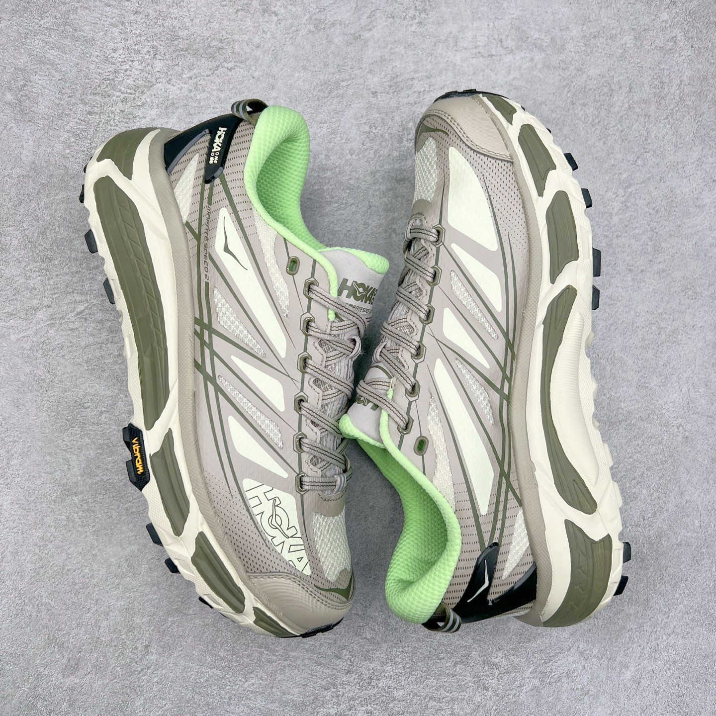 图片[3]-HOKA ONE ONE Mafate Speed 2 Low 玛法特2代系列低帮轻量户外越野休闲运动慢跑鞋 HOKA ONE ONE 最近推出了一个胶囊系列 Origin Story 这个系列里的 Mafate Speed 2 可以说让我日思夜想有一阵子了 最近终于拔草 让我来分享一下这双也是上脚赞到爆的越野跑鞋吧 以阿尔卑斯山脉作为主题将亮黄色与蓝色调覆盖在这经典轮廓之上 配色的呈现效果相当亮眼 以至于很多人买这个配色是用来日常搭配的 鞋面采用超轻的无缝架构 轻薄的TPU贴在透气的鞋面材料上 减轻重量同时也保证了支撑性 鞋底则采用滚动平衡技术 引导跑者回归自然步态 祖传的神奇EVA材质中底依旧是一如既往地表现优秀 能提供充足的缓震 作为HOKA家的越野跑鞋 VIBRAM 橡胶大底也是必不可少的 即便在复杂湿滑的地形 依旧能有良好的抓地力及稳定性 鞋带采用了弹性不易松脱的扁宽弹性鞋带 前掌与中掌部分也进行了加宽 也更加适合亚洲人的脚型 是一款十分全面且足够强悍的户外硬核越野鞋 而这双极其亮眼的越野跑鞋恰好又是在江山一百中参赛的UTMB冠军 Ludovic POMMERET 夺冠时穿着的战靴 这就让它变得更加有吸引力了 用来日常搭配的话短裤是基本不挑 长裤我个人推荐阔腿裤 工装裤以及各种长筒牛仔裤都可以 尺码：36 36.5 37.5 38 38.5 39 40 40.5 41 42 42.5 43 44 44.5 45-选品中心