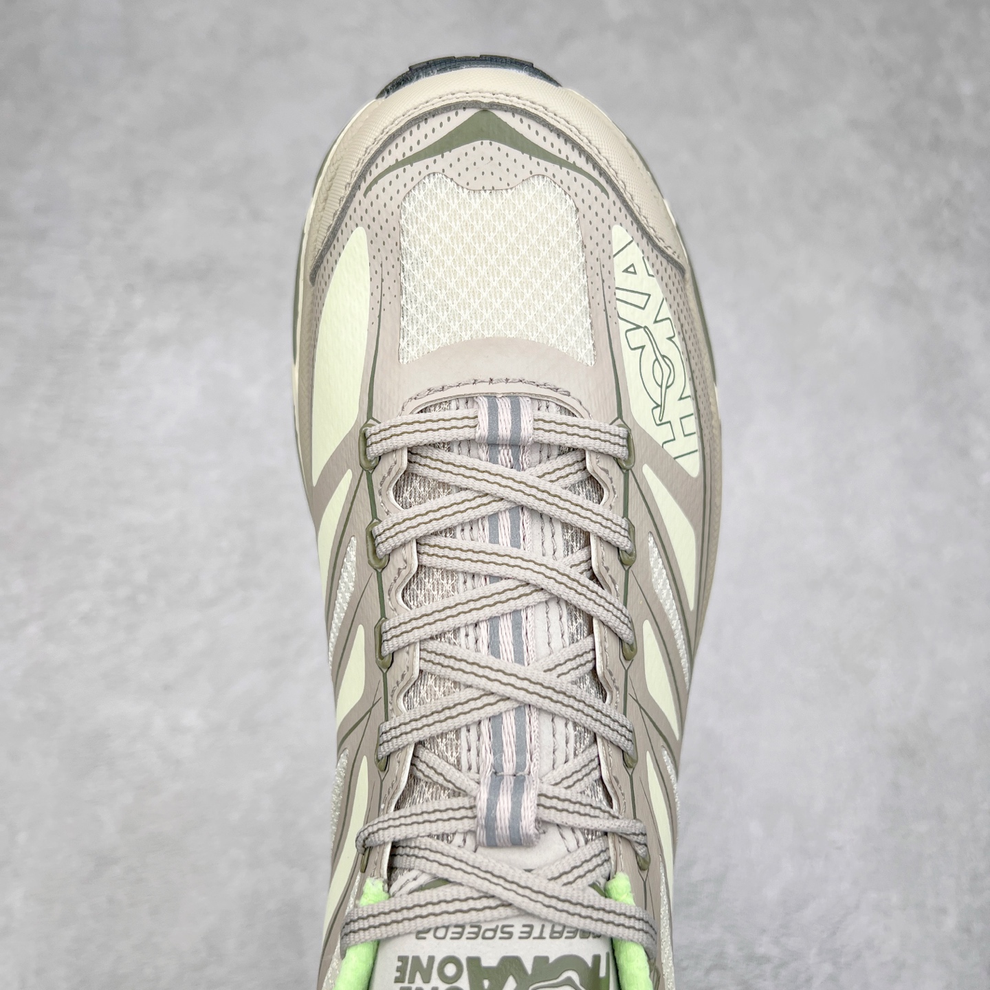 图片[4]-HOKA ONE ONE Mafate Speed 2 Low 玛法特2代系列低帮轻量户外越野休闲运动慢跑鞋 HOKA ONE ONE 最近推出了一个胶囊系列 Origin Story 这个系列里的 Mafate Speed 2 可以说让我日思夜想有一阵子了 最近终于拔草 让我来分享一下这双也是上脚赞到爆的越野跑鞋吧 以阿尔卑斯山脉作为主题将亮黄色与蓝色调覆盖在这经典轮廓之上 配色的呈现效果相当亮眼 以至于很多人买这个配色是用来日常搭配的 鞋面采用超轻的无缝架构 轻薄的TPU贴在透气的鞋面材料上 减轻重量同时也保证了支撑性 鞋底则采用滚动平衡技术 引导跑者回归自然步态 祖传的神奇EVA材质中底依旧是一如既往地表现优秀 能提供充足的缓震 作为HOKA家的越野跑鞋 VIBRAM 橡胶大底也是必不可少的 即便在复杂湿滑的地形 依旧能有良好的抓地力及稳定性 鞋带采用了弹性不易松脱的扁宽弹性鞋带 前掌与中掌部分也进行了加宽 也更加适合亚洲人的脚型 是一款十分全面且足够强悍的户外硬核越野鞋 而这双极其亮眼的越野跑鞋恰好又是在江山一百中参赛的UTMB冠军 Ludovic POMMERET 夺冠时穿着的战靴 这就让它变得更加有吸引力了 用来日常搭配的话短裤是基本不挑 长裤我个人推荐阔腿裤 工装裤以及各种长筒牛仔裤都可以 尺码：36 36.5 37.5 38 38.5 39 40 40.5 41 42 42.5 43 44 44.5 45-选品中心