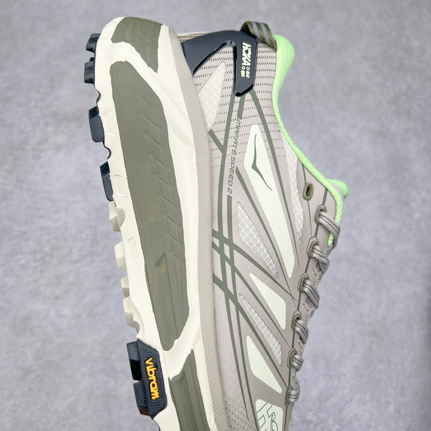 图片[6]-HOKA ONE ONE Mafate Speed 2 Low 玛法特2代系列低帮轻量户外越野休闲运动慢跑鞋 HOKA ONE ONE 最近推出了一个胶囊系列 Origin Story 这个系列里的 Mafate Speed 2 可以说让我日思夜想有一阵子了 最近终于拔草 让我来分享一下这双也是上脚赞到爆的越野跑鞋吧 以阿尔卑斯山脉作为主题将亮黄色与蓝色调覆盖在这经典轮廓之上 配色的呈现效果相当亮眼 以至于很多人买这个配色是用来日常搭配的 鞋面采用超轻的无缝架构 轻薄的TPU贴在透气的鞋面材料上 减轻重量同时也保证了支撑性 鞋底则采用滚动平衡技术 引导跑者回归自然步态 祖传的神奇EVA材质中底依旧是一如既往地表现优秀 能提供充足的缓震 作为HOKA家的越野跑鞋 VIBRAM 橡胶大底也是必不可少的 即便在复杂湿滑的地形 依旧能有良好的抓地力及稳定性 鞋带采用了弹性不易松脱的扁宽弹性鞋带 前掌与中掌部分也进行了加宽 也更加适合亚洲人的脚型 是一款十分全面且足够强悍的户外硬核越野鞋 而这双极其亮眼的越野跑鞋恰好又是在江山一百中参赛的UTMB冠军 Ludovic POMMERET 夺冠时穿着的战靴 这就让它变得更加有吸引力了 用来日常搭配的话短裤是基本不挑 长裤我个人推荐阔腿裤 工装裤以及各种长筒牛仔裤都可以 尺码：36 36.5 37.5 38 38.5 39 40 40.5 41 42 42.5 43 44 44.5 45-选品中心