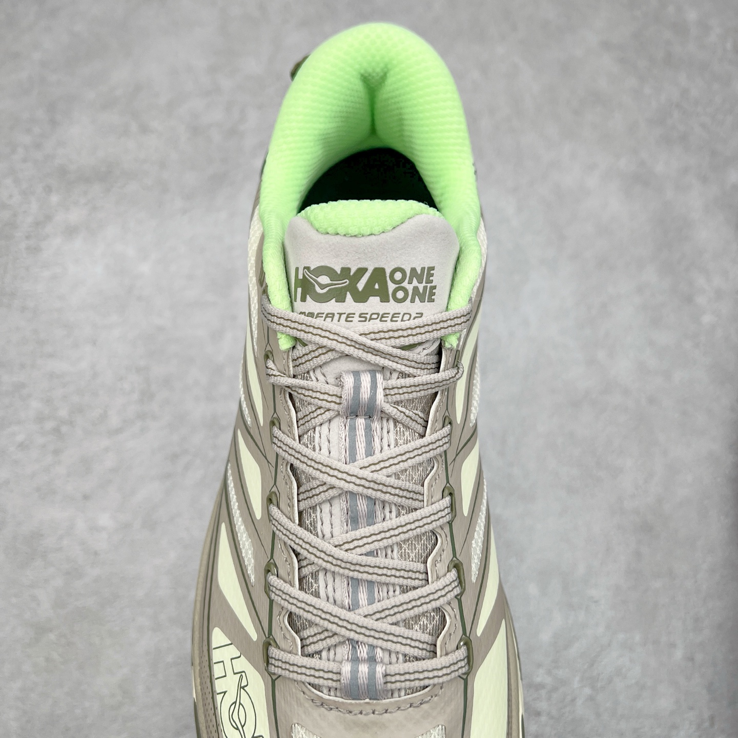 图片[5]-HOKA ONE ONE Mafate Speed 2 Low 玛法特2代系列低帮轻量户外越野休闲运动慢跑鞋 HOKA ONE ONE 最近推出了一个胶囊系列 Origin Story 这个系列里的 Mafate Speed 2 可以说让我日思夜想有一阵子了 最近终于拔草 让我来分享一下这双也是上脚赞到爆的越野跑鞋吧 以阿尔卑斯山脉作为主题将亮黄色与蓝色调覆盖在这经典轮廓之上 配色的呈现效果相当亮眼 以至于很多人买这个配色是用来日常搭配的 鞋面采用超轻的无缝架构 轻薄的TPU贴在透气的鞋面材料上 减轻重量同时也保证了支撑性 鞋底则采用滚动平衡技术 引导跑者回归自然步态 祖传的神奇EVA材质中底依旧是一如既往地表现优秀 能提供充足的缓震 作为HOKA家的越野跑鞋 VIBRAM 橡胶大底也是必不可少的 即便在复杂湿滑的地形 依旧能有良好的抓地力及稳定性 鞋带采用了弹性不易松脱的扁宽弹性鞋带 前掌与中掌部分也进行了加宽 也更加适合亚洲人的脚型 是一款十分全面且足够强悍的户外硬核越野鞋 而这双极其亮眼的越野跑鞋恰好又是在江山一百中参赛的UTMB冠军 Ludovic POMMERET 夺冠时穿着的战靴 这就让它变得更加有吸引力了 用来日常搭配的话短裤是基本不挑 长裤我个人推荐阔腿裤 工装裤以及各种长筒牛仔裤都可以 尺码：36 36.5 37.5 38 38.5 39 40 40.5 41 42 42.5 43 44 44.5 45-选品中心