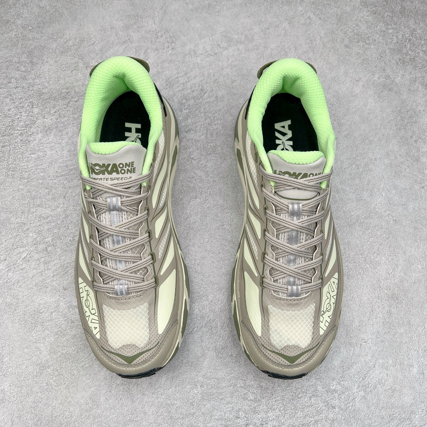 图片[2]-HOKA ONE ONE Mafate Speed 2 Low 玛法特2代系列低帮轻量户外越野休闲运动慢跑鞋 HOKA ONE ONE 最近推出了一个胶囊系列 Origin Story 这个系列里的 Mafate Speed 2 可以说让我日思夜想有一阵子了 最近终于拔草 让我来分享一下这双也是上脚赞到爆的越野跑鞋吧 以阿尔卑斯山脉作为主题将亮黄色与蓝色调覆盖在这经典轮廓之上 配色的呈现效果相当亮眼 以至于很多人买这个配色是用来日常搭配的 鞋面采用超轻的无缝架构 轻薄的TPU贴在透气的鞋面材料上 减轻重量同时也保证了支撑性 鞋底则采用滚动平衡技术 引导跑者回归自然步态 祖传的神奇EVA材质中底依旧是一如既往地表现优秀 能提供充足的缓震 作为HOKA家的越野跑鞋 VIBRAM 橡胶大底也是必不可少的 即便在复杂湿滑的地形 依旧能有良好的抓地力及稳定性 鞋带采用了弹性不易松脱的扁宽弹性鞋带 前掌与中掌部分也进行了加宽 也更加适合亚洲人的脚型 是一款十分全面且足够强悍的户外硬核越野鞋 而这双极其亮眼的越野跑鞋恰好又是在江山一百中参赛的UTMB冠军 Ludovic POMMERET 夺冠时穿着的战靴 这就让它变得更加有吸引力了 用来日常搭配的话短裤是基本不挑 长裤我个人推荐阔腿裤 工装裤以及各种长筒牛仔裤都可以 尺码：36 36.5 37.5 38 38.5 39 40 40.5 41 42 42.5 43 44 44.5 45-选品中心