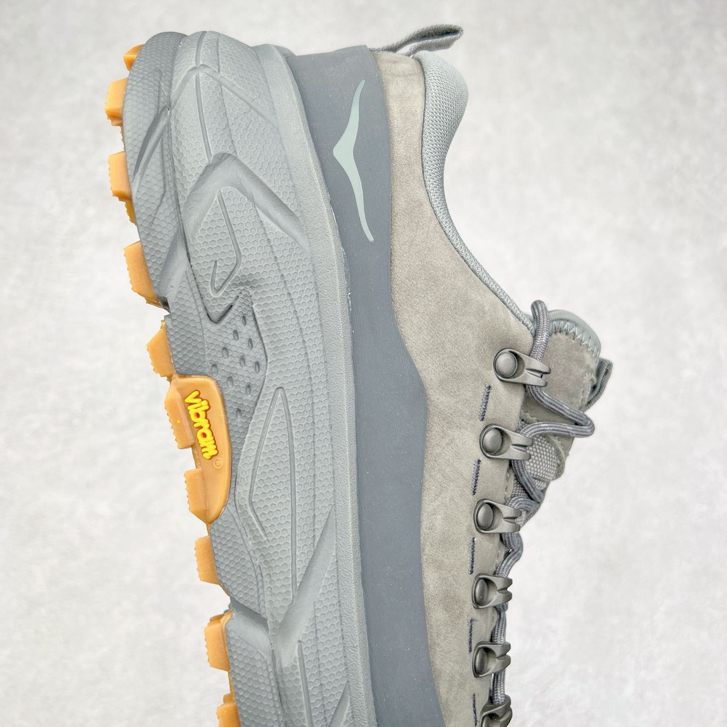 图片[6]-＃纯原 HOKA ONE ONE Tor Uitra Low 托亚潮流户外越野登山功能鞋 鞋款利用机能、户外、复古元素将都市型格与户外机能无缝结合 既能自由穿梭于城市的钢筋水泥之间 也能轻松演绎山系潮流搭配 全粒面皮革结合模压鞋口 提升持久耐穿度 直至鞋头的鞋带设计 舒适灵活的调节 搭配鞋头处HOKA ONE ONE飞翼纹饰 营造了个性十足的张扬气场 Tor Ultra 配备 Vibram® 鞋底与 EVA 和RMAT® 中底 给穿著者最佳的抓地力及舒适性 另外中底的金属摇杆可稳定脚部行程 当走过崎岖山路时依然让脚部得到平稳的感觉 而整对鞋以皮革和耐用尼龙布材打造 与坚固的鞋底相结合 可以牢固地支撑脚部和脚踝 另外外层搭载的Event技术 保持鞋履防水以及鞋内透气作用 尺码：36 36.5 37.5 38 38.5 39 40 40.5 41 42 42.5 43 44 44.5 45-选品中心