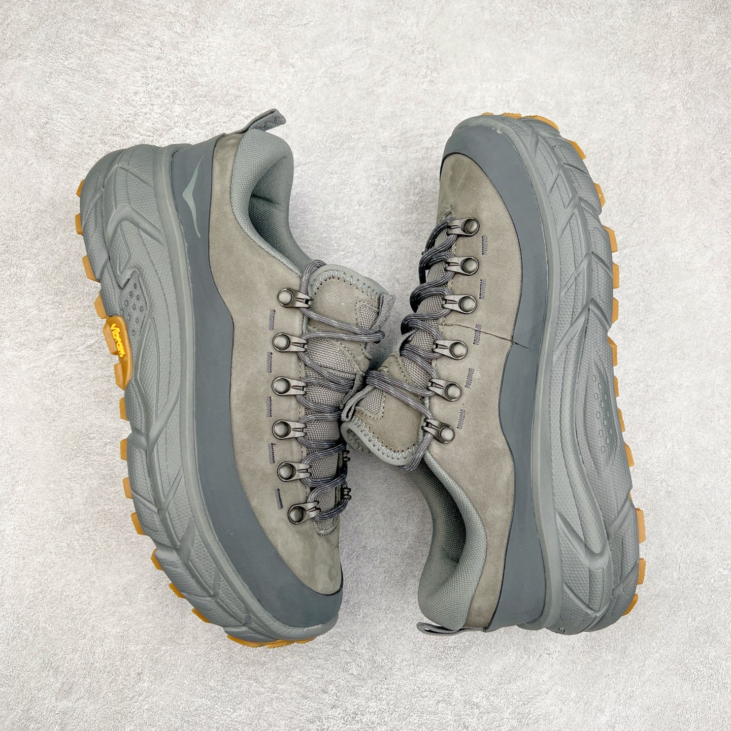 图片[3]-＃纯原 HOKA ONE ONE Tor Uitra Low 托亚潮流户外越野登山功能鞋 鞋款利用机能、户外、复古元素将都市型格与户外机能无缝结合 既能自由穿梭于城市的钢筋水泥之间 也能轻松演绎山系潮流搭配 全粒面皮革结合模压鞋口 提升持久耐穿度 直至鞋头的鞋带设计 舒适灵活的调节 搭配鞋头处HOKA ONE ONE飞翼纹饰 营造了个性十足的张扬气场 Tor Ultra 配备 Vibram® 鞋底与 EVA 和RMAT® 中底 给穿著者最佳的抓地力及舒适性 另外中底的金属摇杆可稳定脚部行程 当走过崎岖山路时依然让脚部得到平稳的感觉 而整对鞋以皮革和耐用尼龙布材打造 与坚固的鞋底相结合 可以牢固地支撑脚部和脚踝 另外外层搭载的Event技术 保持鞋履防水以及鞋内透气作用 尺码：36 36.5 37.5 38 38.5 39 40 40.5 41 42 42.5 43 44 44.5 45-选品中心