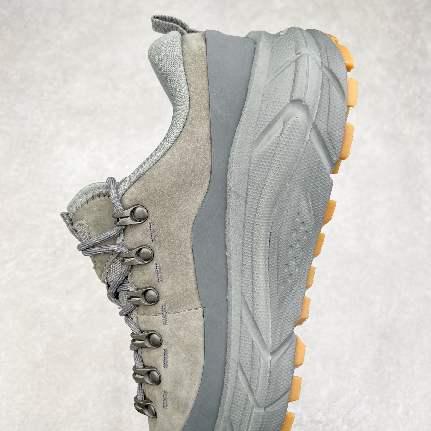 图片[7]-＃纯原 HOKA ONE ONE Tor Uitra Low 托亚潮流户外越野登山功能鞋 鞋款利用机能、户外、复古元素将都市型格与户外机能无缝结合 既能自由穿梭于城市的钢筋水泥之间 也能轻松演绎山系潮流搭配 全粒面皮革结合模压鞋口 提升持久耐穿度 直至鞋头的鞋带设计 舒适灵活的调节 搭配鞋头处HOKA ONE ONE飞翼纹饰 营造了个性十足的张扬气场 Tor Ultra 配备 Vibram® 鞋底与 EVA 和RMAT® 中底 给穿著者最佳的抓地力及舒适性 另外中底的金属摇杆可稳定脚部行程 当走过崎岖山路时依然让脚部得到平稳的感觉 而整对鞋以皮革和耐用尼龙布材打造 与坚固的鞋底相结合 可以牢固地支撑脚部和脚踝 另外外层搭载的Event技术 保持鞋履防水以及鞋内透气作用 尺码：36 36.5 37.5 38 38.5 39 40 40.5 41 42 42.5 43 44 44.5 45-选品中心