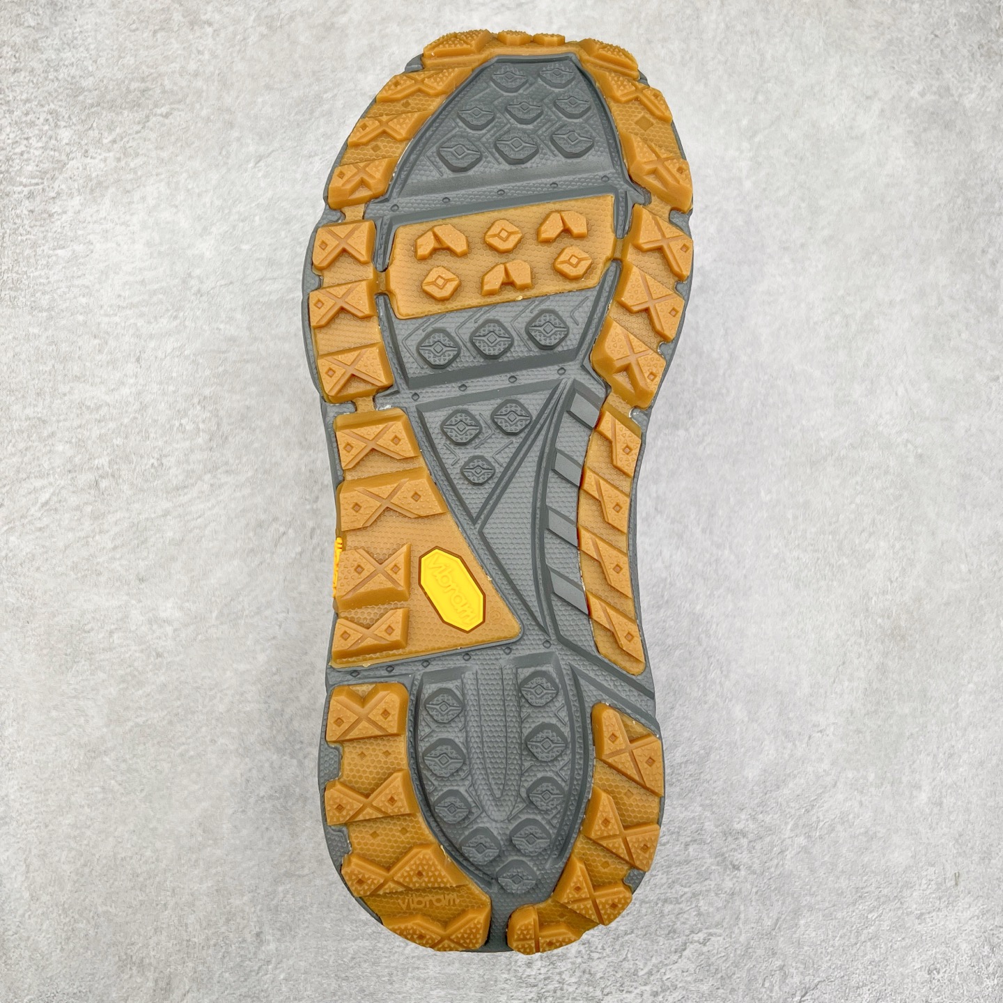 图片[9]-＃纯原 HOKA ONE ONE Tor Uitra Low 托亚潮流户外越野登山功能鞋 鞋款利用机能、户外、复古元素将都市型格与户外机能无缝结合 既能自由穿梭于城市的钢筋水泥之间 也能轻松演绎山系潮流搭配 全粒面皮革结合模压鞋口 提升持久耐穿度 直至鞋头的鞋带设计 舒适灵活的调节 搭配鞋头处HOKA ONE ONE飞翼纹饰 营造了个性十足的张扬气场 Tor Ultra 配备 Vibram® 鞋底与 EVA 和RMAT® 中底 给穿著者最佳的抓地力及舒适性 另外中底的金属摇杆可稳定脚部行程 当走过崎岖山路时依然让脚部得到平稳的感觉 而整对鞋以皮革和耐用尼龙布材打造 与坚固的鞋底相结合 可以牢固地支撑脚部和脚踝 另外外层搭载的Event技术 保持鞋履防水以及鞋内透气作用 尺码：36 36.5 37.5 38 38.5 39 40 40.5 41 42 42.5 43 44 44.5 45-选品中心