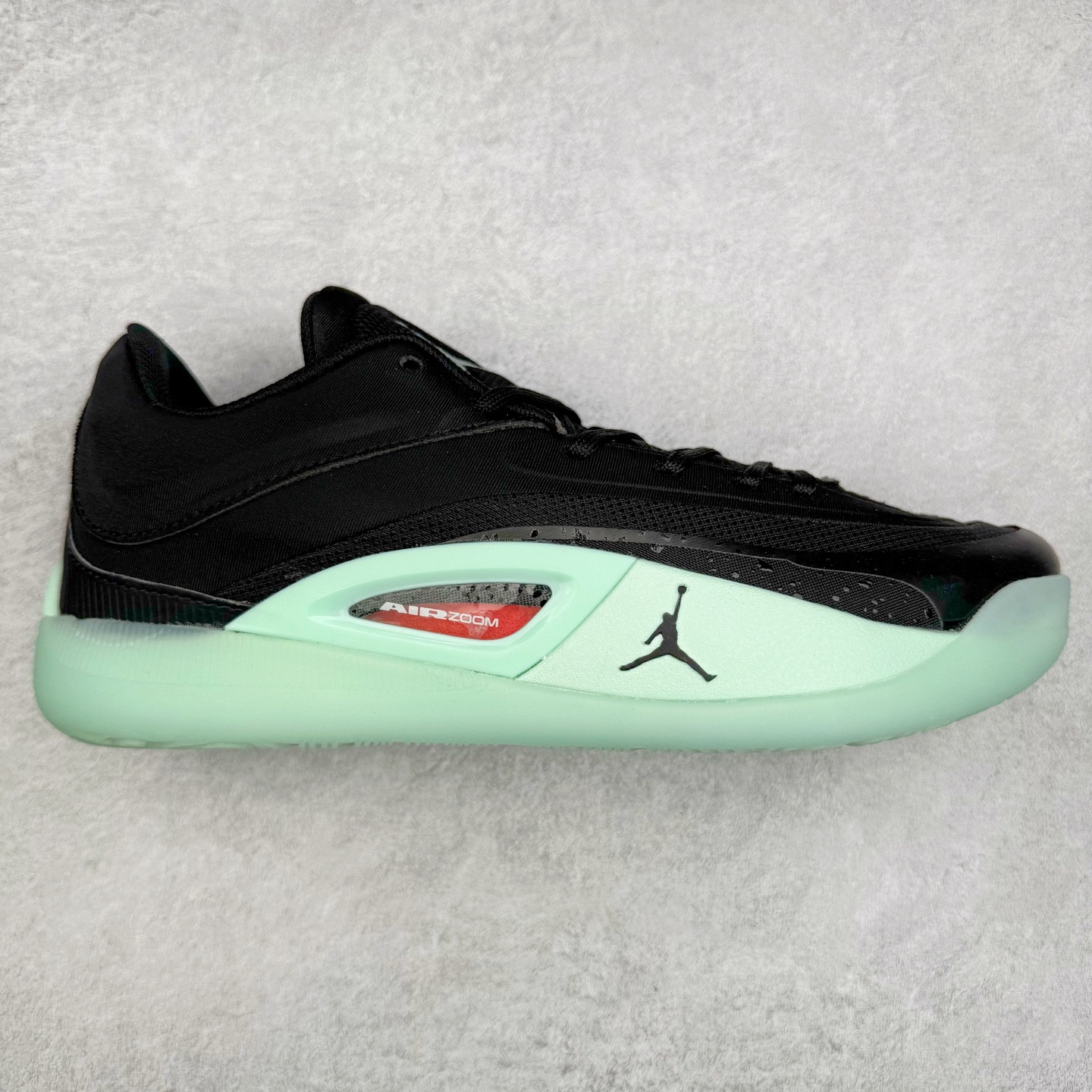 Jordan Zion 4 锡安4代舒适耐用防滑耐磨低帮 篮球鞋 鞋面采用金属银色，搭配半透明外底，既彰显大胆个性，又不失实用性。鞋舌、鞋跟及外底上均饰有锡安的标志性元素，为这款现代设计增添了独特的个人风格。Zion 4 采用先进技术设计，创新的结构提供了卓越的支撑，增强球场上的爆发力和敏捷性。这款球鞋在展现时尚风格与卓越性能的同时，也完美捕捉到了 Zion 充满活力的个性特征。尺码：40 40.5 41 42 42.5 43 44 44.5 45 46-选品中心