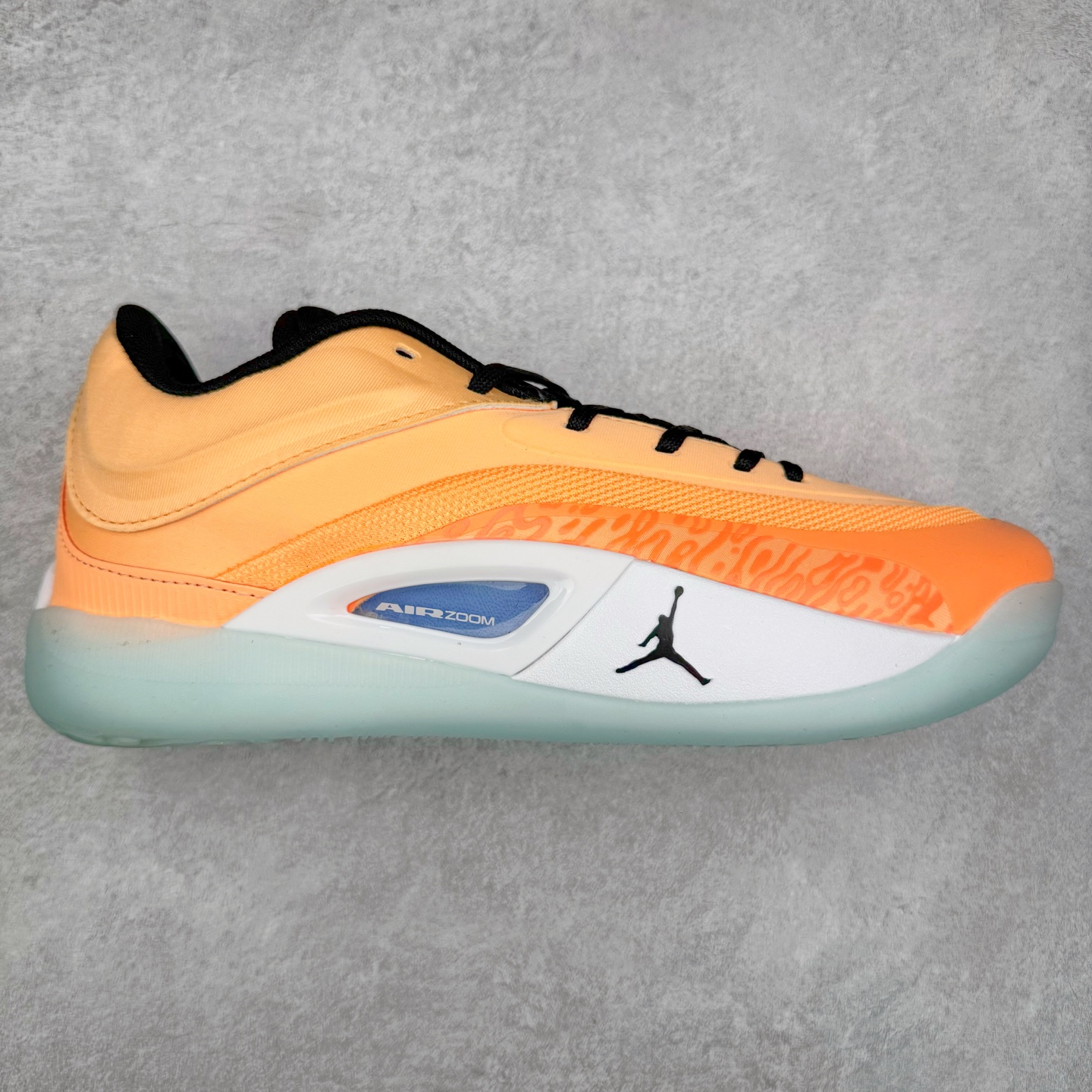 Jordan Zion 4 锡安4代舒适耐用防滑耐磨低帮 篮球鞋 鞋面采用金属银色，搭配半透明外底，既彰显大胆个性，又不失实用性。鞋舌、鞋跟及外底上均饰有锡安的标志性元素，为这款现代设计增添了独特的个人风格。Zion 4 采用先进技术设计，创新的结构提供了卓越的支撑，增强球场上的爆发力和敏捷性。这款球鞋在展现时尚风格与卓越性能的同时，也完美捕捉到了 Zion 充满活力的个性特征。尺码：40 40.5 41 42 42.5 43 44 44.5 45 46-选品中心