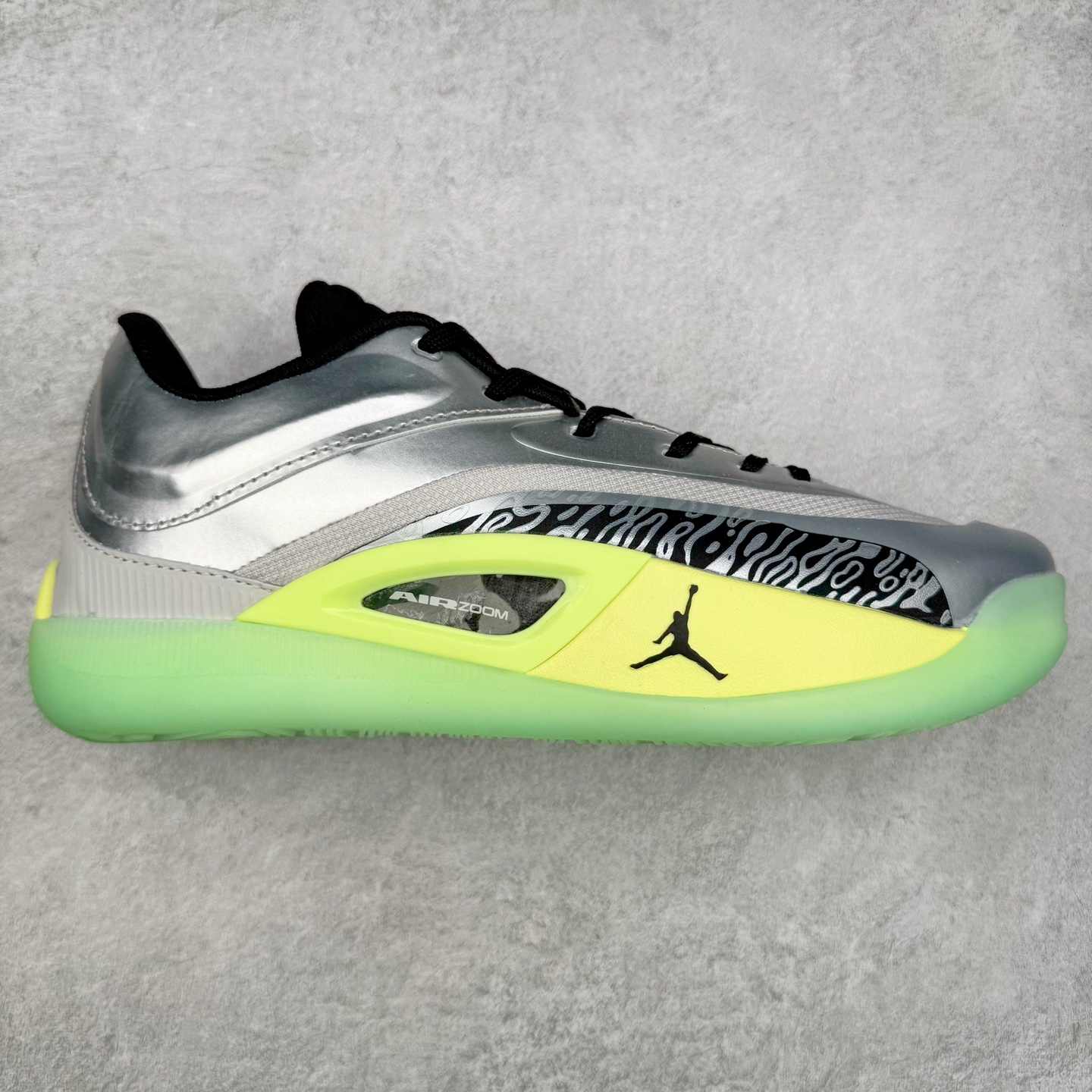 Jordan Zion 4 锡安4代舒适耐用防滑耐磨低帮 篮球鞋 鞋面采用金属银色，搭配半透明外底，既彰显大胆个性，又不失实用性。鞋舌、鞋跟及外底上均饰有锡安的标志性元素，为这款现代设计增添了独特的个人风格。Zion 4 采用先进技术设计，创新的结构提供了卓越的支撑，增强球场上的爆发力和敏捷性。这款球鞋在展现时尚风格与卓越性能的同时，也完美捕捉到了 Zion 充满活力的个性特征。尺码：40 40.5 41 42 42.5 43 44 44.5 45 46-选品中心