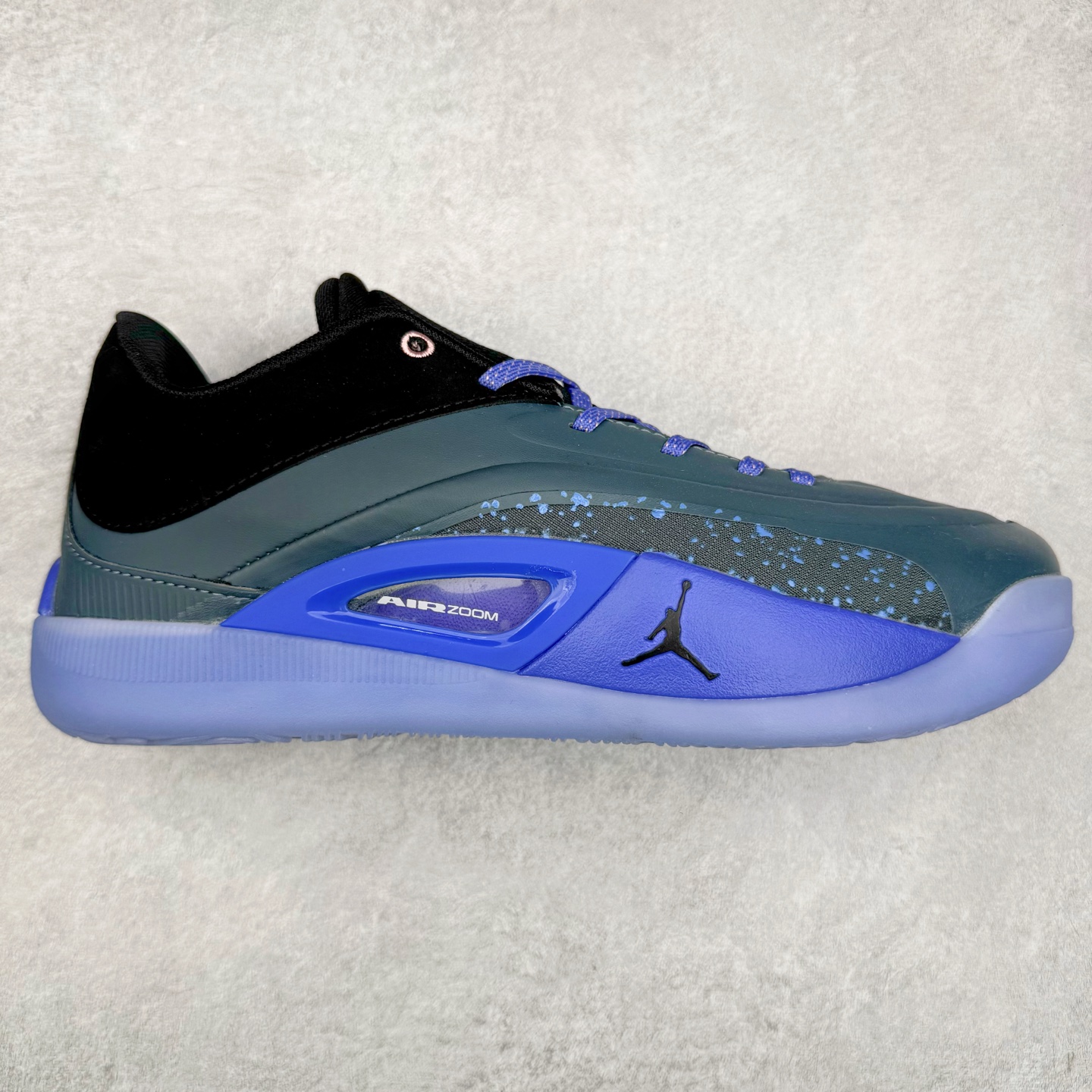 Jordan Zion 4 锡安4代舒适耐用防滑耐磨低帮 篮球鞋 鞋面采用金属银色，搭配半透明外底，既彰显大胆个性，又不失实用性。鞋舌、鞋跟及外底上均饰有锡安的标志性元素，为这款现代设计增添了独特的个人风格。Zion 4 采用先进技术设计，创新的结构提供了卓越的支撑，增强球场上的爆发力和敏捷性。这款球鞋在展现时尚风格与卓越性能的同时，也完美捕捉到了 Zion 充满活力的个性特征。尺码：40 40.5 41 42 42.5 43 44 44.5 45 46-选品中心