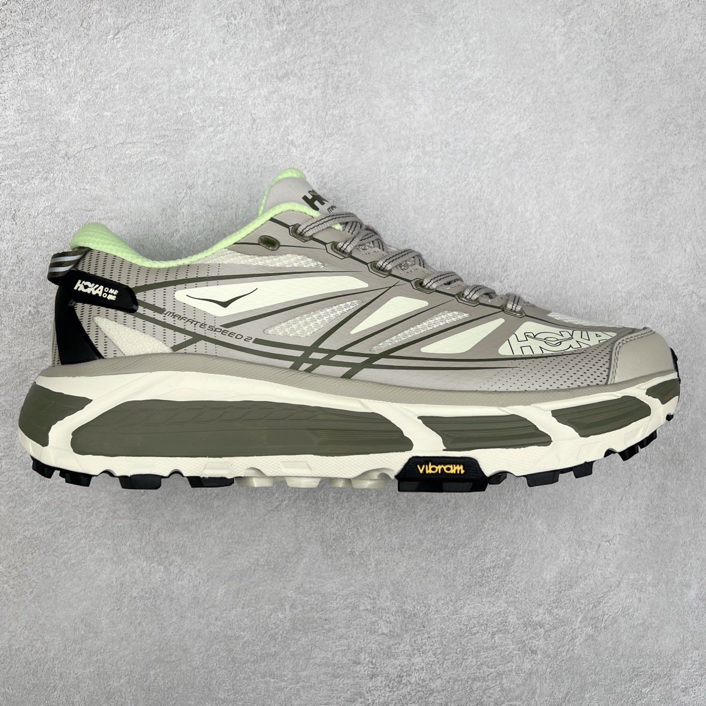 HOKA ONE ONE Mafate Speed 2 Low 玛法特2代系列低帮轻量户外越野休闲运动慢跑鞋 HOKA ONE ONE 最近推出了一个胶囊系列 Origin Story 这个系列里的 Mafate Speed 2 可以说让我日思夜想有一阵子了 最近终于拔草 让我来分享一下这双也是上脚赞到爆的越野跑鞋吧 以阿尔卑斯山脉作为主题将亮黄色与蓝色调覆盖在这经典轮廓之上 配色的呈现效果相当亮眼 以至于很多人买这个配色是用来日常搭配的 鞋面采用超轻的无缝架构 轻薄的TPU贴在透气的鞋面材料上 减轻重量同时也保证了支撑性 鞋底则采用滚动平衡技术 引导跑者回归自然步态 祖传的神奇EVA材质中底依旧是一如既往地表现优秀 能提供充足的缓震 作为HOKA家的越野跑鞋 VIBRAM 橡胶大底也是必不可少的 即便在复杂湿滑的地形 依旧能有良好的抓地力及稳定性 鞋带采用了弹性不易松脱的扁宽弹性鞋带 前掌与中掌部分也进行了加宽 也更加适合亚洲人的脚型 是一款十分全面且足够强悍的户外硬核越野鞋 而这双极其亮眼的越野跑鞋恰好又是在江山一百中参赛的UTMB冠军 Ludovic POMMERET 夺冠时穿着的战靴 这就让它变得更加有吸引力了 用来日常搭配的话短裤是基本不挑 长裤我个人推荐阔腿裤 工装裤以及各种长筒牛仔裤都可以 尺码：36 36.5 37.5 38 38.5 39 40 40.5 41 42 42.5 43 44 44.5 45-选品中心