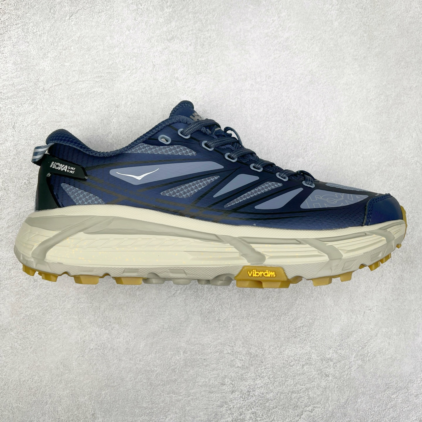 HOKA ONE ONE Mafate Speed 2 Low 玛法特2代系列低帮轻量户外越野休闲运动慢跑鞋 HOKA ONE ONE 最近推出了一个胶囊系列 Origin Story 这个系列里的 Mafate Speed 2 可以说让我日思夜想有一阵子了 最近终于拔草 让我来分享一下这双也是上脚赞到爆的越野跑鞋吧 以阿尔卑斯山脉作为主题将亮黄色与蓝色调覆盖在这经典轮廓之上 配色的呈现效果相当亮眼 以至于很多人买这个配色是用来日常搭配的 鞋面采用超轻的无缝架构 轻薄的TPU贴在透气的鞋面材料上 减轻重量同时也保证了支撑性 鞋底则采用滚动平衡技术 引导跑者回归自然步态 祖传的神奇EVA材质中底依旧是一如既往地表现优秀 能提供充足的缓震 作为HOKA家的越野跑鞋 VIBRAM 橡胶大底也是必不可少的 即便在复杂湿滑的地形 依旧能有良好的抓地力及稳定性 鞋带采用了弹性不易松脱的扁宽弹性鞋带 前掌与中掌部分也进行了加宽 也更加适合亚洲人的脚型 是一款十分全面且足够强悍的户外硬核越野鞋 而这双极其亮眼的越野跑鞋恰好又是在江山一百中参赛的UTMB冠军 Ludovic POMMERET 夺冠时穿着的战靴 这就让它变得更加有吸引力了 用来日常搭配的话短裤是基本不挑 长裤我个人推荐阔腿裤 工装裤以及各种长筒牛仔裤都可以 尺码：36 36.5 37.5 38 38.5 39 40 40.5 41 42 42.5 43 44 44.5 45-选品中心