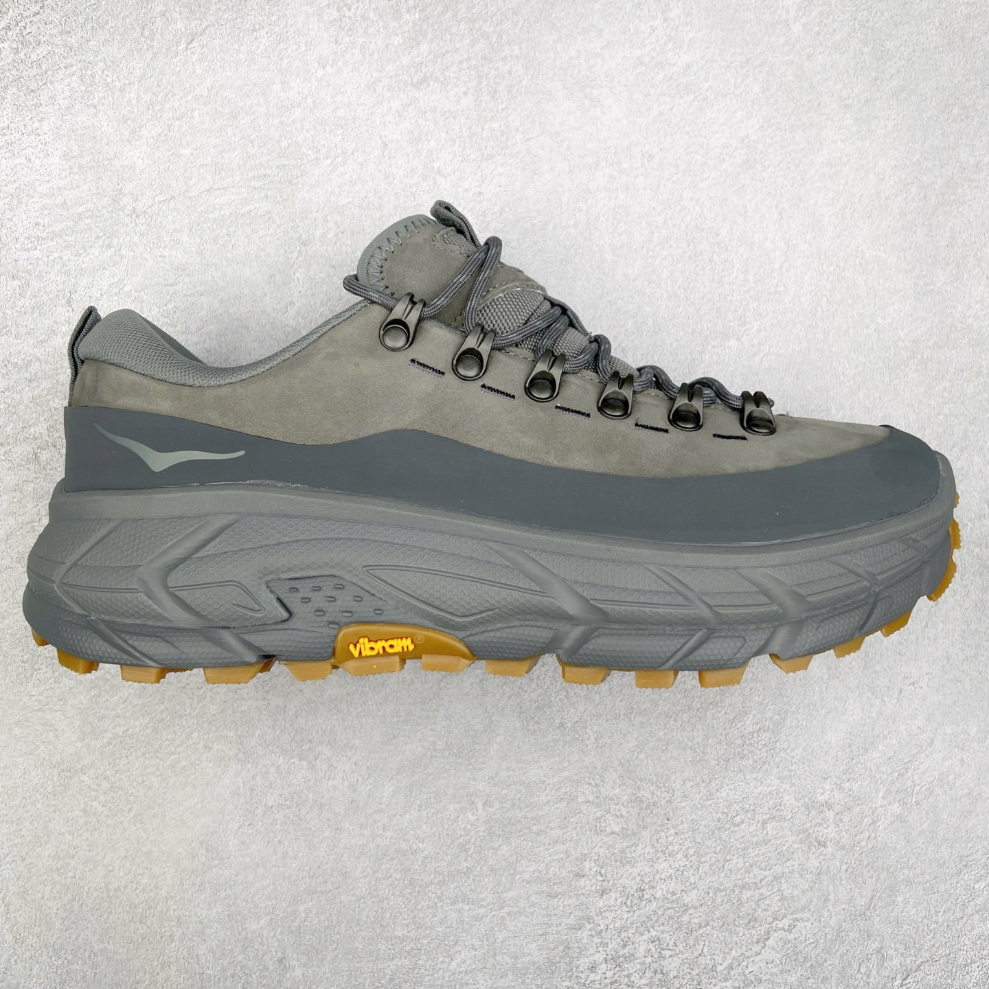 ＃纯原 HOKA ONE ONE Tor Uitra Low 托亚潮流户外越野登山功能鞋 鞋款利用机能、户外、复古元素将都市型格与户外机能无缝结合 既能自由穿梭于城市的钢筋水泥之间 也能轻松演绎山系潮流搭配 全粒面皮革结合模压鞋口 提升持久耐穿度 直至鞋头的鞋带设计 舒适灵活的调节 搭配鞋头处HOKA ONE ONE飞翼纹饰 营造了个性十足的张扬气场 Tor Ultra 配备 Vibram® 鞋底与 EVA 和RMAT® 中底 给穿著者最佳的抓地力及舒适性 另外中底的金属摇杆可稳定脚部行程 当走过崎岖山路时依然让脚部得到平稳的感觉 而整对鞋以皮革和耐用尼龙布材打造 与坚固的鞋底相结合 可以牢固地支撑脚部和脚踝 另外外层搭载的Event技术 保持鞋履防水以及鞋内透气作用 尺码：36 36.5 37.5 38 38.5 39 40 40.5 41 42 42.5 43 44 44.5 45-选品中心