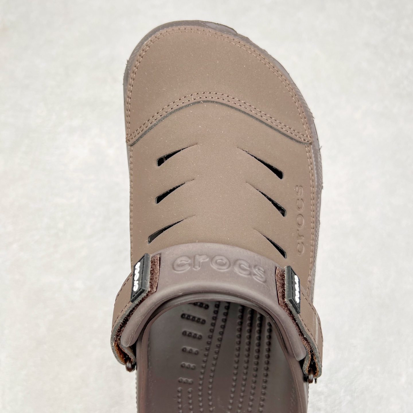 图片[4]-＃DG莞产 Crocs Classic Clog Bogota 卡骆驰经典简约休闲沙滩洞洞拖鞋凉鞋 透明防水袋包装 注意配件需单独购买 超轻Croslite专利材料打造 鞋面更加耐用易清洗 该鞋款轻盈舒适 2002年 经典克骆格诞生 秉承外形简单 穿着舒适的初衷 不断为消费者带来舒适的穿着体验 穿出“趣”味 鞋面洞洞可搭彰显个性的智必星 一鞋两穿 可调节式后跟带增添鞋身的稳固性能 放前面变成愜意舒适的凉拖 放后面行走跑跳更加稳妥 Croslite ™材料 封闭式细胞树脂 能够在体温作用下自动变形以适应脚部形状 涉水性优秀的同时易于清洁 抓地力强 不易打滑 Crocs的核心理念：轻便 灵活 全方位的舒适感 同步官方尺码：M4（36-37） M5（37-38）M6（38-39）M7（39-40）M8（41-42）M9（42-43）M10（43-44）M11（45-46）-选品中心