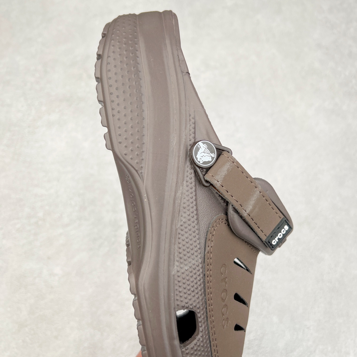 图片[6]-＃DG莞产 Crocs Classic Clog Bogota 卡骆驰经典简约休闲沙滩洞洞拖鞋凉鞋 透明防水袋包装 注意配件需单独购买 超轻Croslite专利材料打造 鞋面更加耐用易清洗 该鞋款轻盈舒适 2002年 经典克骆格诞生 秉承外形简单 穿着舒适的初衷 不断为消费者带来舒适的穿着体验 穿出“趣”味 鞋面洞洞可搭彰显个性的智必星 一鞋两穿 可调节式后跟带增添鞋身的稳固性能 放前面变成愜意舒适的凉拖 放后面行走跑跳更加稳妥 Croslite ™材料 封闭式细胞树脂 能够在体温作用下自动变形以适应脚部形状 涉水性优秀的同时易于清洁 抓地力强 不易打滑 Crocs的核心理念：轻便 灵活 全方位的舒适感 同步官方尺码：M4（36-37） M5（37-38）M6（38-39）M7（39-40）M8（41-42）M9（42-43）M10（43-44）M11（45-46）-选品中心