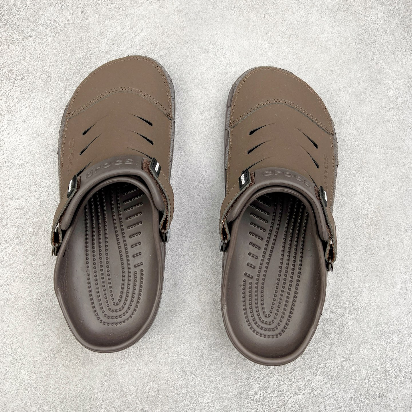 图片[3]-＃DG莞产 Crocs Classic Clog Bogota 卡骆驰经典简约休闲沙滩洞洞拖鞋凉鞋 透明防水袋包装 注意配件需单独购买 超轻Croslite专利材料打造 鞋面更加耐用易清洗 该鞋款轻盈舒适 2002年 经典克骆格诞生 秉承外形简单 穿着舒适的初衷 不断为消费者带来舒适的穿着体验 穿出“趣”味 鞋面洞洞可搭彰显个性的智必星 一鞋两穿 可调节式后跟带增添鞋身的稳固性能 放前面变成愜意舒适的凉拖 放后面行走跑跳更加稳妥 Croslite ™材料 封闭式细胞树脂 能够在体温作用下自动变形以适应脚部形状 涉水性优秀的同时易于清洁 抓地力强 不易打滑 Crocs的核心理念：轻便 灵活 全方位的舒适感 同步官方尺码：M4（36-37） M5（37-38）M6（38-39）M7（39-40）M8（41-42）M9（42-43）M10（43-44）M11（45-46）-选品中心