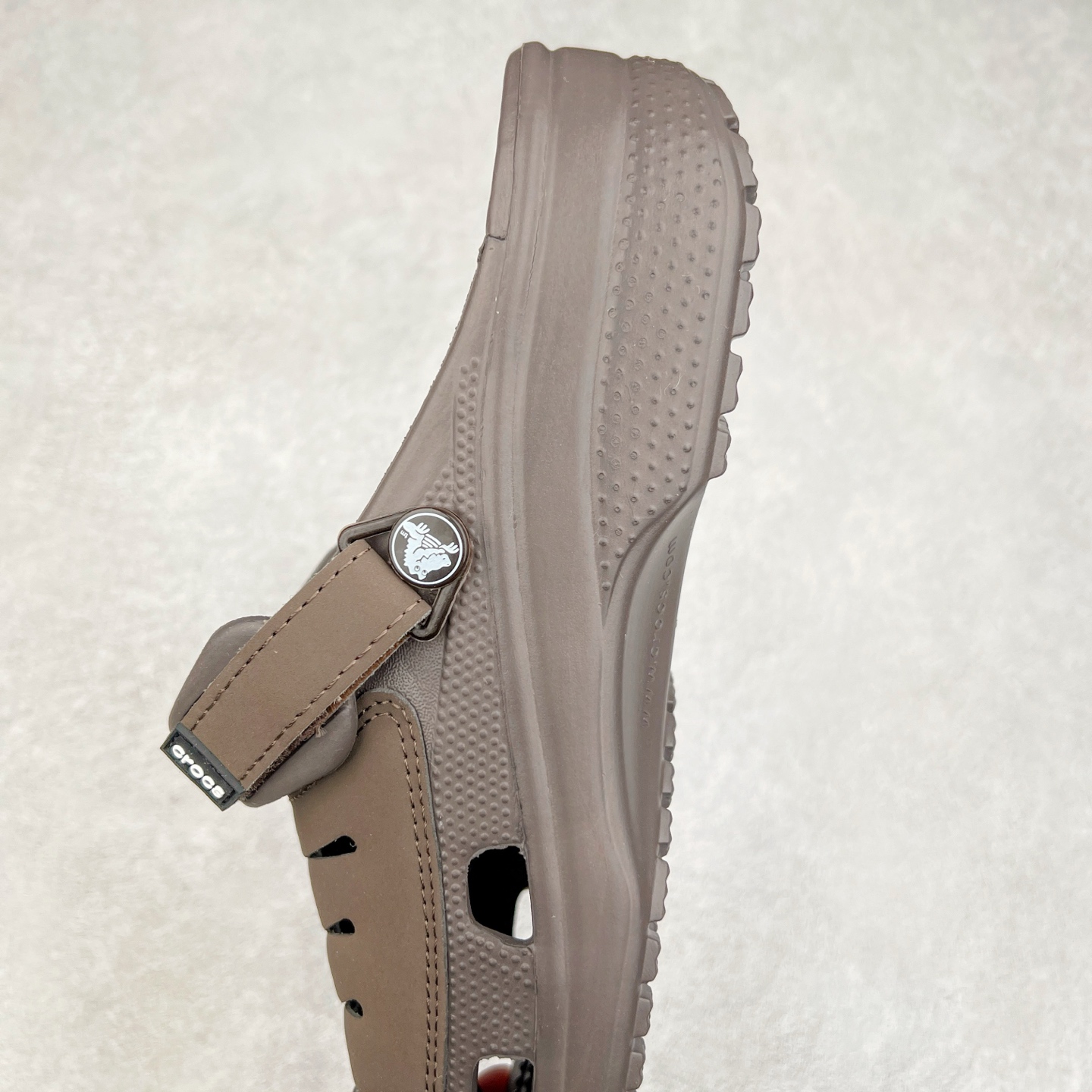 图片[7]-＃DG莞产 Crocs Classic Clog Bogota 卡骆驰经典简约休闲沙滩洞洞拖鞋凉鞋 透明防水袋包装 注意配件需单独购买 超轻Croslite专利材料打造 鞋面更加耐用易清洗 该鞋款轻盈舒适 2002年 经典克骆格诞生 秉承外形简单 穿着舒适的初衷 不断为消费者带来舒适的穿着体验 穿出“趣”味 鞋面洞洞可搭彰显个性的智必星 一鞋两穿 可调节式后跟带增添鞋身的稳固性能 放前面变成愜意舒适的凉拖 放后面行走跑跳更加稳妥 Croslite ™材料 封闭式细胞树脂 能够在体温作用下自动变形以适应脚部形状 涉水性优秀的同时易于清洁 抓地力强 不易打滑 Crocs的核心理念：轻便 灵活 全方位的舒适感 同步官方尺码：M4（36-37） M5（37-38）M6（38-39）M7（39-40）M8（41-42）M9（42-43）M10（43-44）M11（45-46）-选品中心