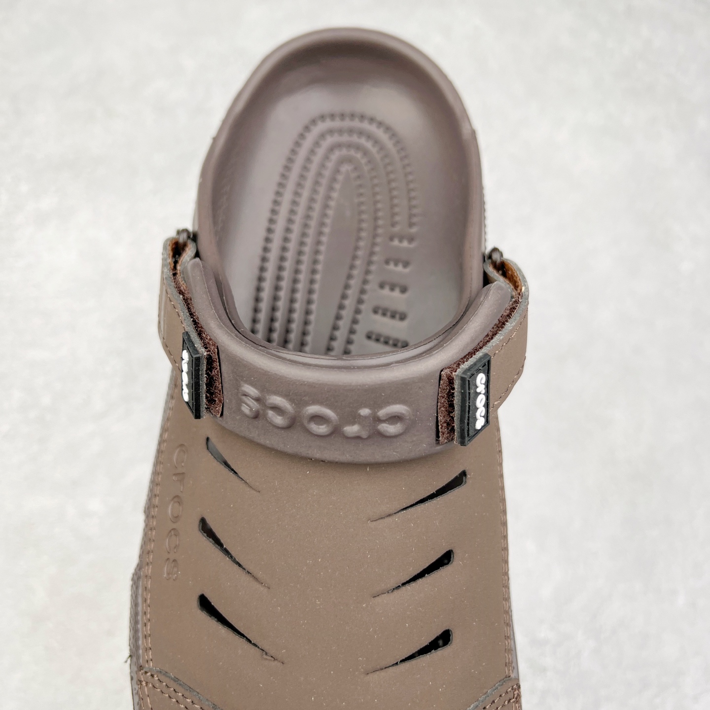 图片[5]-＃DG莞产 Crocs Classic Clog Bogota 卡骆驰经典简约休闲沙滩洞洞拖鞋凉鞋 透明防水袋包装 注意配件需单独购买 超轻Croslite专利材料打造 鞋面更加耐用易清洗 该鞋款轻盈舒适 2002年 经典克骆格诞生 秉承外形简单 穿着舒适的初衷 不断为消费者带来舒适的穿着体验 穿出“趣”味 鞋面洞洞可搭彰显个性的智必星 一鞋两穿 可调节式后跟带增添鞋身的稳固性能 放前面变成愜意舒适的凉拖 放后面行走跑跳更加稳妥 Croslite ™材料 封闭式细胞树脂 能够在体温作用下自动变形以适应脚部形状 涉水性优秀的同时易于清洁 抓地力强 不易打滑 Crocs的核心理念：轻便 灵活 全方位的舒适感 同步官方尺码：M4（36-37） M5（37-38）M6（38-39）M7（39-40）M8（41-42）M9（42-43）M10（43-44）M11（45-46）-选品中心