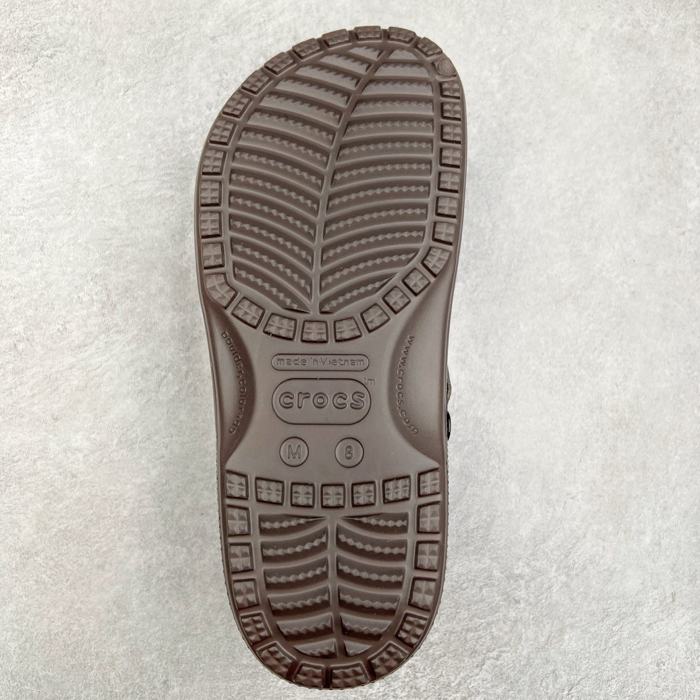 图片[9]-＃DG莞产 Crocs Classic Clog Bogota 卡骆驰经典简约休闲沙滩洞洞拖鞋凉鞋 透明防水袋包装 注意配件需单独购买 超轻Croslite专利材料打造 鞋面更加耐用易清洗 该鞋款轻盈舒适 2002年 经典克骆格诞生 秉承外形简单 穿着舒适的初衷 不断为消费者带来舒适的穿着体验 穿出“趣”味 鞋面洞洞可搭彰显个性的智必星 一鞋两穿 可调节式后跟带增添鞋身的稳固性能 放前面变成愜意舒适的凉拖 放后面行走跑跳更加稳妥 Croslite ™材料 封闭式细胞树脂 能够在体温作用下自动变形以适应脚部形状 涉水性优秀的同时易于清洁 抓地力强 不易打滑 Crocs的核心理念：轻便 灵活 全方位的舒适感 同步官方尺码：M4（36-37） M5（37-38）M6（38-39）M7（39-40）M8（41-42）M9（42-43）M10（43-44）M11（45-46）-选品中心