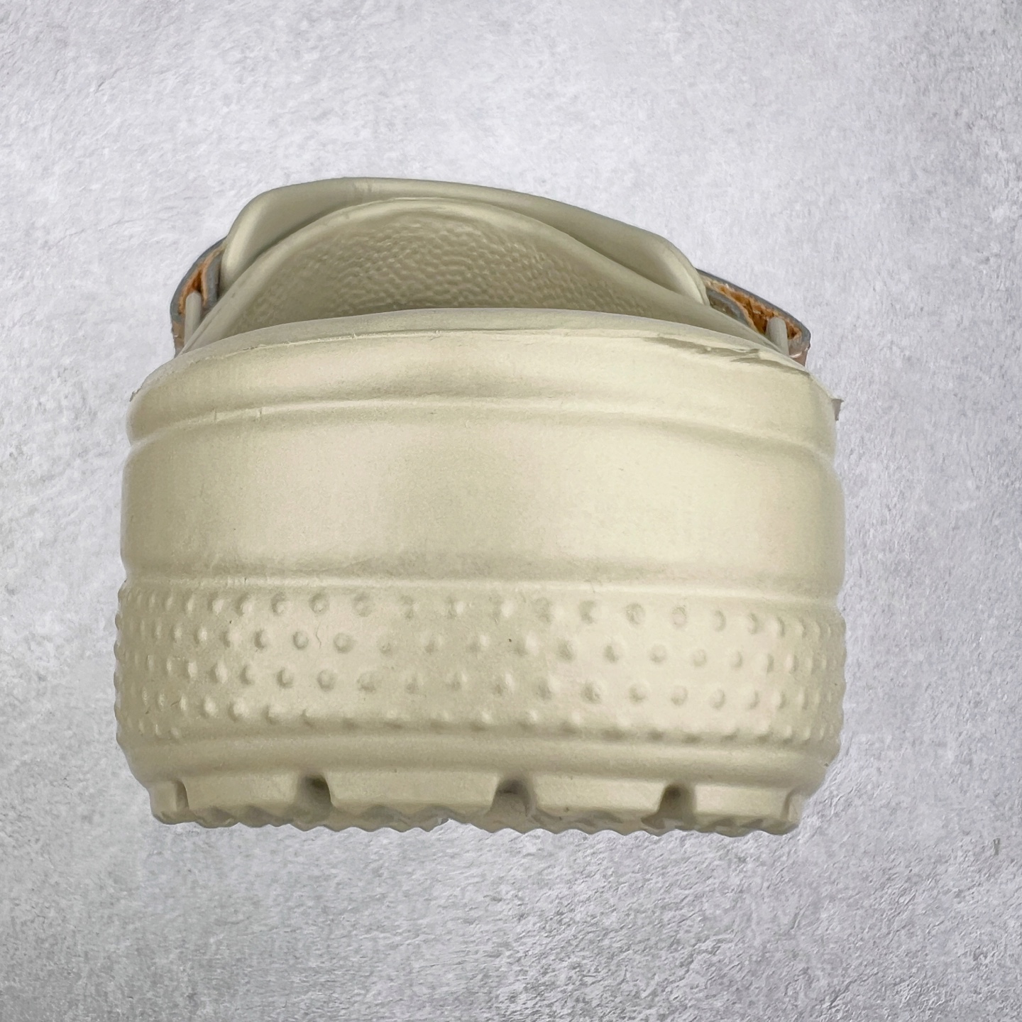 图片[8]-＃DG莞产 Crocs Classic Clog Bogota 卡骆驰经典简约休闲沙滩洞洞拖鞋凉鞋 透明防水袋包装 注意配件需单独购买 超轻Croslite专利材料打造 鞋面更加耐用易清洗 该鞋款轻盈舒适 2002年 经典克骆格诞生 秉承外形简单 穿着舒适的初衷 不断为消费者带来舒适的穿着体验 穿出“趣”味 鞋面洞洞可搭彰显个性的智必星 一鞋两穿 可调节式后跟带增添鞋身的稳固性能 放前面变成愜意舒适的凉拖 放后面行走跑跳更加稳妥 Croslite ™材料 封闭式细胞树脂 能够在体温作用下自动变形以适应脚部形状 涉水性优秀的同时易于清洁 抓地力强 不易打滑 Crocs的核心理念：轻便 灵活 全方位的舒适感 同步官方尺码：M4（36-37） M5（37-38）M6（38-39）M7（39-40）M8（41-42）M9（42-43）M10（43-44）M11（45-46）-选品中心