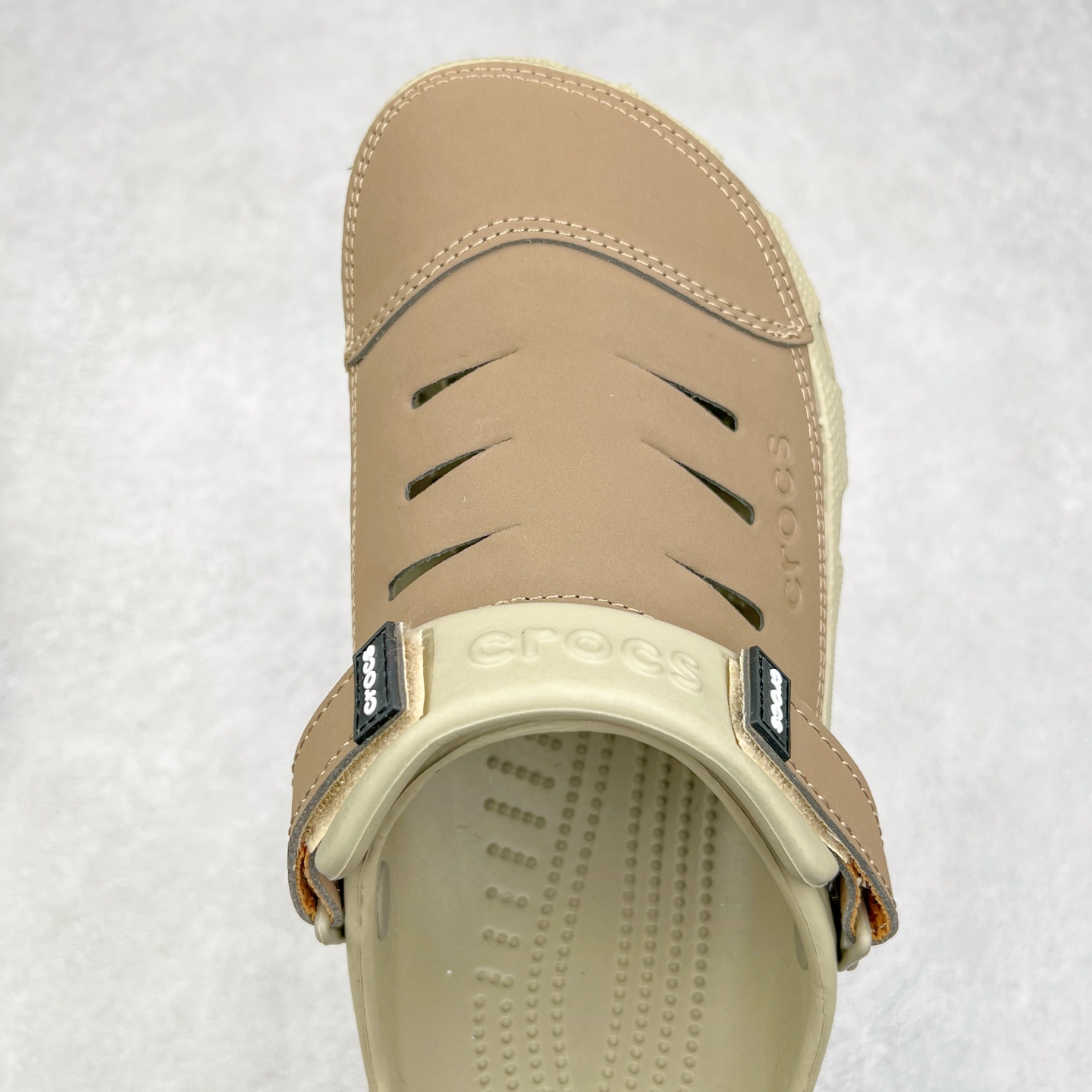 图片[4]-＃DG莞产 Crocs Classic Clog Bogota 卡骆驰经典简约休闲沙滩洞洞拖鞋凉鞋 透明防水袋包装 注意配件需单独购买 超轻Croslite专利材料打造 鞋面更加耐用易清洗 该鞋款轻盈舒适 2002年 经典克骆格诞生 秉承外形简单 穿着舒适的初衷 不断为消费者带来舒适的穿着体验 穿出“趣”味 鞋面洞洞可搭彰显个性的智必星 一鞋两穿 可调节式后跟带增添鞋身的稳固性能 放前面变成愜意舒适的凉拖 放后面行走跑跳更加稳妥 Croslite ™材料 封闭式细胞树脂 能够在体温作用下自动变形以适应脚部形状 涉水性优秀的同时易于清洁 抓地力强 不易打滑 Crocs的核心理念：轻便 灵活 全方位的舒适感 同步官方尺码：M4（36-37） M5（37-38）M6（38-39）M7（39-40）M8（41-42）M9（42-43）M10（43-44）M11（45-46）-选品中心