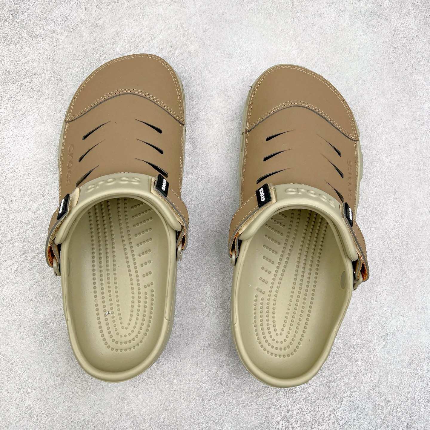 图片[3]-＃DG莞产 Crocs Classic Clog Bogota 卡骆驰经典简约休闲沙滩洞洞拖鞋凉鞋 透明防水袋包装 注意配件需单独购买 超轻Croslite专利材料打造 鞋面更加耐用易清洗 该鞋款轻盈舒适 2002年 经典克骆格诞生 秉承外形简单 穿着舒适的初衷 不断为消费者带来舒适的穿着体验 穿出“趣”味 鞋面洞洞可搭彰显个性的智必星 一鞋两穿 可调节式后跟带增添鞋身的稳固性能 放前面变成愜意舒适的凉拖 放后面行走跑跳更加稳妥 Croslite ™材料 封闭式细胞树脂 能够在体温作用下自动变形以适应脚部形状 涉水性优秀的同时易于清洁 抓地力强 不易打滑 Crocs的核心理念：轻便 灵活 全方位的舒适感 同步官方尺码：M4（36-37） M5（37-38）M6（38-39）M7（39-40）M8（41-42）M9（42-43）M10（43-44）M11（45-46）-选品中心