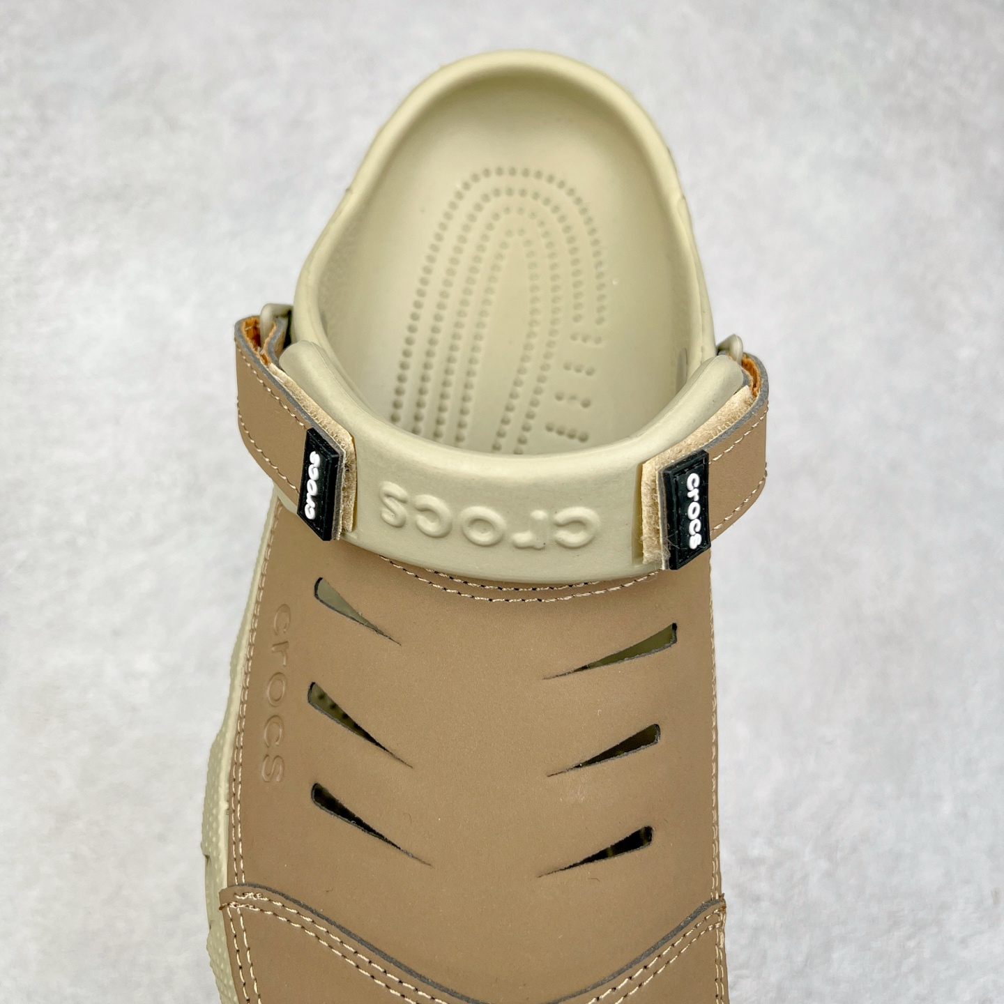 图片[5]-＃DG莞产 Crocs Classic Clog Bogota 卡骆驰经典简约休闲沙滩洞洞拖鞋凉鞋 透明防水袋包装 注意配件需单独购买 超轻Croslite专利材料打造 鞋面更加耐用易清洗 该鞋款轻盈舒适 2002年 经典克骆格诞生 秉承外形简单 穿着舒适的初衷 不断为消费者带来舒适的穿着体验 穿出“趣”味 鞋面洞洞可搭彰显个性的智必星 一鞋两穿 可调节式后跟带增添鞋身的稳固性能 放前面变成愜意舒适的凉拖 放后面行走跑跳更加稳妥 Croslite ™材料 封闭式细胞树脂 能够在体温作用下自动变形以适应脚部形状 涉水性优秀的同时易于清洁 抓地力强 不易打滑 Crocs的核心理念：轻便 灵活 全方位的舒适感 同步官方尺码：M4（36-37） M5（37-38）M6（38-39）M7（39-40）M8（41-42）M9（42-43）M10（43-44）M11（45-46）-选品中心