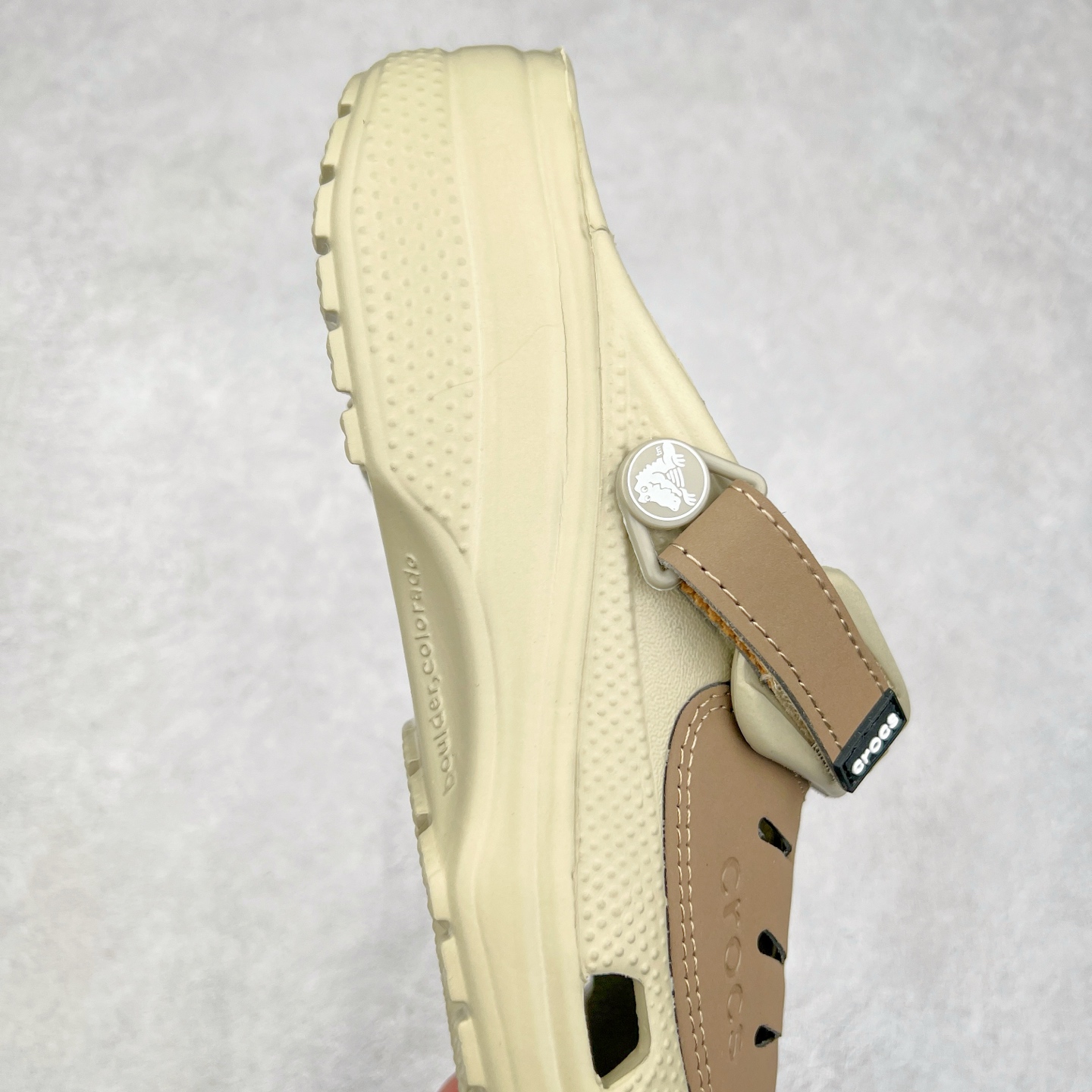 图片[6]-＃DG莞产 Crocs Classic Clog Bogota 卡骆驰经典简约休闲沙滩洞洞拖鞋凉鞋 透明防水袋包装 注意配件需单独购买 超轻Croslite专利材料打造 鞋面更加耐用易清洗 该鞋款轻盈舒适 2002年 经典克骆格诞生 秉承外形简单 穿着舒适的初衷 不断为消费者带来舒适的穿着体验 穿出“趣”味 鞋面洞洞可搭彰显个性的智必星 一鞋两穿 可调节式后跟带增添鞋身的稳固性能 放前面变成愜意舒适的凉拖 放后面行走跑跳更加稳妥 Croslite ™材料 封闭式细胞树脂 能够在体温作用下自动变形以适应脚部形状 涉水性优秀的同时易于清洁 抓地力强 不易打滑 Crocs的核心理念：轻便 灵活 全方位的舒适感 同步官方尺码：M4（36-37） M5（37-38）M6（38-39）M7（39-40）M8（41-42）M9（42-43）M10（43-44）M11（45-46）-选品中心