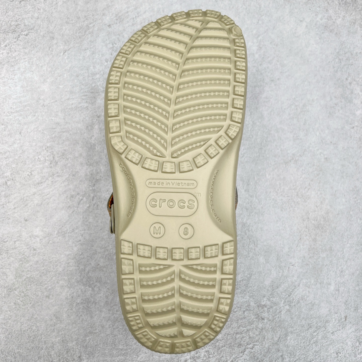 图片[9]-＃DG莞产 Crocs Classic Clog Bogota 卡骆驰经典简约休闲沙滩洞洞拖鞋凉鞋 透明防水袋包装 注意配件需单独购买 超轻Croslite专利材料打造 鞋面更加耐用易清洗 该鞋款轻盈舒适 2002年 经典克骆格诞生 秉承外形简单 穿着舒适的初衷 不断为消费者带来舒适的穿着体验 穿出“趣”味 鞋面洞洞可搭彰显个性的智必星 一鞋两穿 可调节式后跟带增添鞋身的稳固性能 放前面变成愜意舒适的凉拖 放后面行走跑跳更加稳妥 Croslite ™材料 封闭式细胞树脂 能够在体温作用下自动变形以适应脚部形状 涉水性优秀的同时易于清洁 抓地力强 不易打滑 Crocs的核心理念：轻便 灵活 全方位的舒适感 同步官方尺码：M4（36-37） M5（37-38）M6（38-39）M7（39-40）M8（41-42）M9（42-43）M10（43-44）M11（45-46）-选品中心