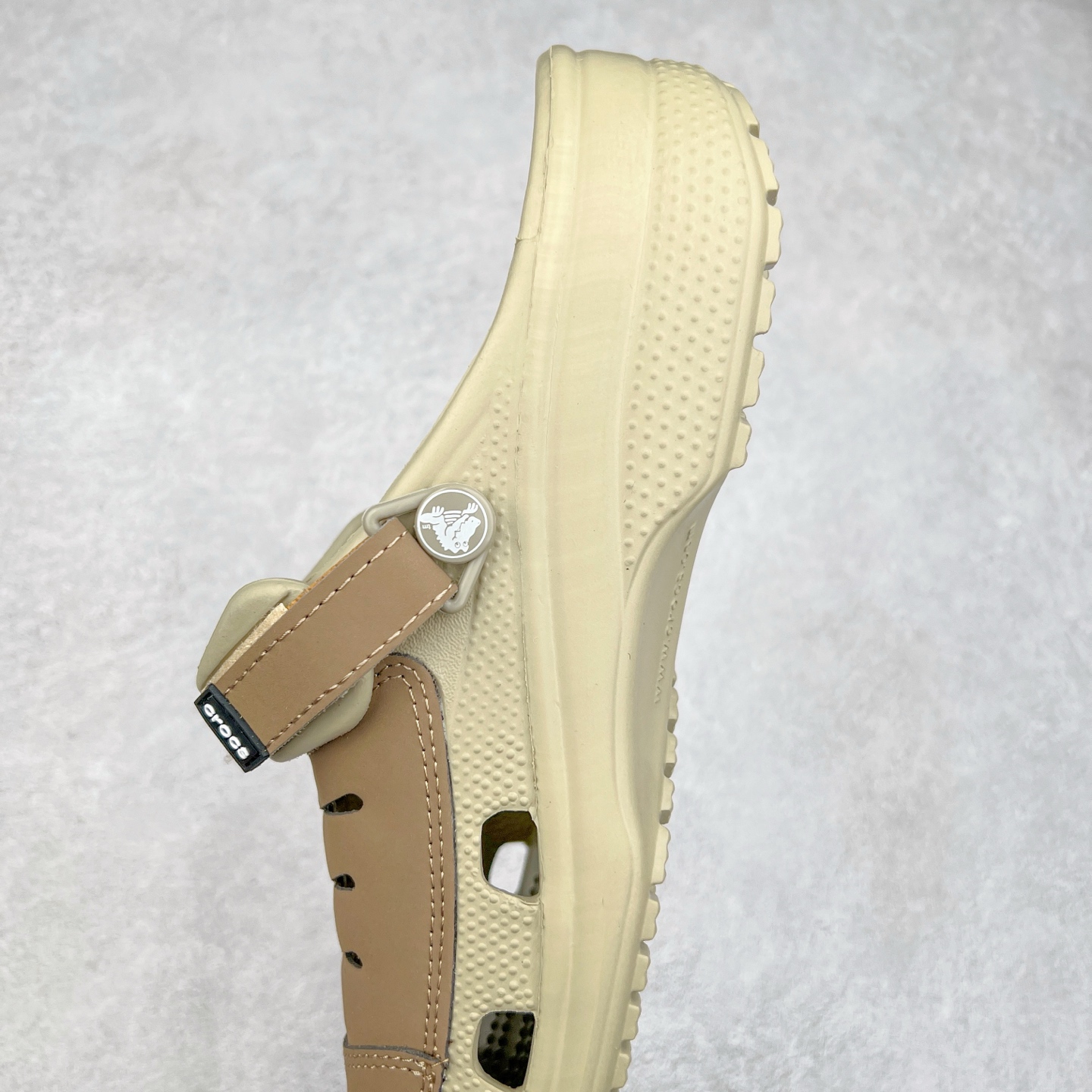 图片[7]-＃DG莞产 Crocs Classic Clog Bogota 卡骆驰经典简约休闲沙滩洞洞拖鞋凉鞋 透明防水袋包装 注意配件需单独购买 超轻Croslite专利材料打造 鞋面更加耐用易清洗 该鞋款轻盈舒适 2002年 经典克骆格诞生 秉承外形简单 穿着舒适的初衷 不断为消费者带来舒适的穿着体验 穿出“趣”味 鞋面洞洞可搭彰显个性的智必星 一鞋两穿 可调节式后跟带增添鞋身的稳固性能 放前面变成愜意舒适的凉拖 放后面行走跑跳更加稳妥 Croslite ™材料 封闭式细胞树脂 能够在体温作用下自动变形以适应脚部形状 涉水性优秀的同时易于清洁 抓地力强 不易打滑 Crocs的核心理念：轻便 灵活 全方位的舒适感 同步官方尺码：M4（36-37） M5（37-38）M6（38-39）M7（39-40）M8（41-42）M9（42-43）M10（43-44）M11（45-46）-选品中心