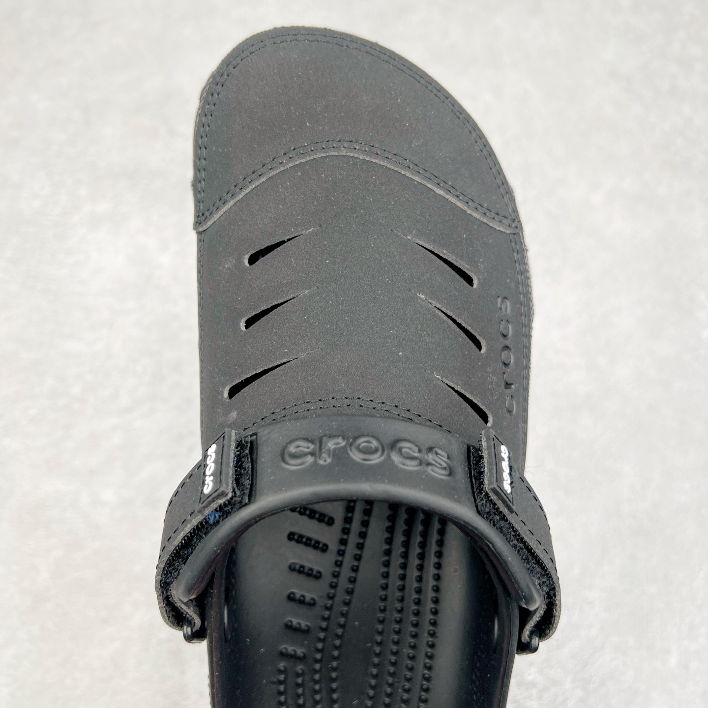 图片[4]-＃DG莞产 Crocs Classic Clog Bogota 卡骆驰经典简约休闲沙滩洞洞拖鞋凉鞋 透明防水袋包装 注意配件需单独购买 超轻Croslite专利材料打造 鞋面更加耐用易清洗 该鞋款轻盈舒适 2002年 经典克骆格诞生 秉承外形简单 穿着舒适的初衷 不断为消费者带来舒适的穿着体验 穿出“趣”味 鞋面洞洞可搭彰显个性的智必星 一鞋两穿 可调节式后跟带增添鞋身的稳固性能 放前面变成愜意舒适的凉拖 放后面行走跑跳更加稳妥 Croslite ™材料 封闭式细胞树脂 能够在体温作用下自动变形以适应脚部形状 涉水性优秀的同时易于清洁 抓地力强 不易打滑 Crocs的核心理念：轻便 灵活 全方位的舒适感 同步官方尺码：M4（36-37） M5（37-38）M6（38-39）M7（39-40）M8（41-42）M9（42-43）M10（43-44）M11（45-46）-选品中心