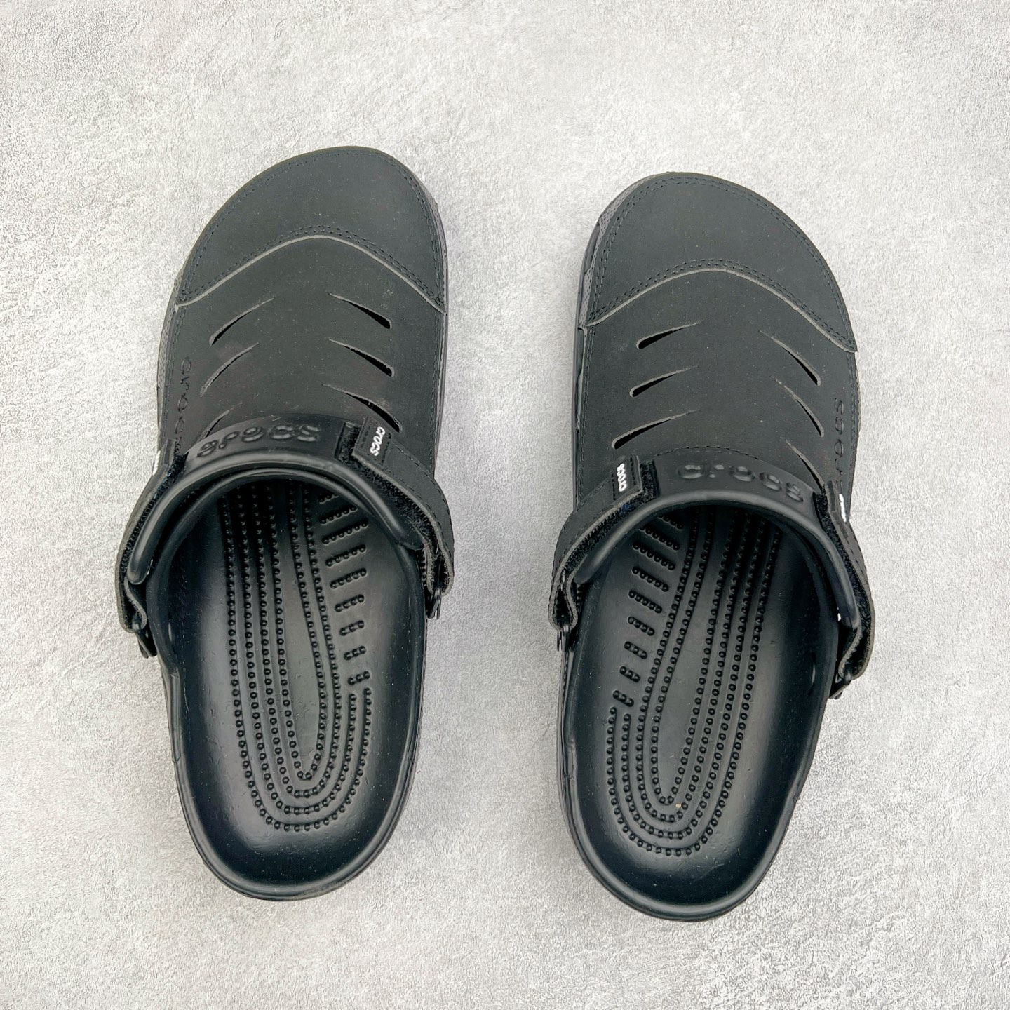 图片[3]-＃DG莞产 Crocs Classic Clog Bogota 卡骆驰经典简约休闲沙滩洞洞拖鞋凉鞋 透明防水袋包装 注意配件需单独购买 超轻Croslite专利材料打造 鞋面更加耐用易清洗 该鞋款轻盈舒适 2002年 经典克骆格诞生 秉承外形简单 穿着舒适的初衷 不断为消费者带来舒适的穿着体验 穿出“趣”味 鞋面洞洞可搭彰显个性的智必星 一鞋两穿 可调节式后跟带增添鞋身的稳固性能 放前面变成愜意舒适的凉拖 放后面行走跑跳更加稳妥 Croslite ™材料 封闭式细胞树脂 能够在体温作用下自动变形以适应脚部形状 涉水性优秀的同时易于清洁 抓地力强 不易打滑 Crocs的核心理念：轻便 灵活 全方位的舒适感 同步官方尺码：M4（36-37） M5（37-38）M6（38-39）M7（39-40）M8（41-42）M9（42-43）M10（43-44）M11（45-46）-选品中心