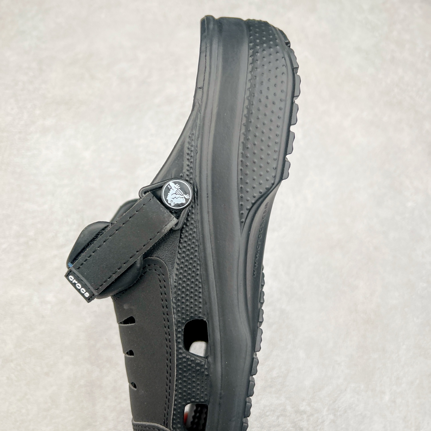 图片[7]-＃DG莞产 Crocs Classic Clog Bogota 卡骆驰经典简约休闲沙滩洞洞拖鞋凉鞋 透明防水袋包装 注意配件需单独购买 超轻Croslite专利材料打造 鞋面更加耐用易清洗 该鞋款轻盈舒适 2002年 经典克骆格诞生 秉承外形简单 穿着舒适的初衷 不断为消费者带来舒适的穿着体验 穿出“趣”味 鞋面洞洞可搭彰显个性的智必星 一鞋两穿 可调节式后跟带增添鞋身的稳固性能 放前面变成愜意舒适的凉拖 放后面行走跑跳更加稳妥 Croslite ™材料 封闭式细胞树脂 能够在体温作用下自动变形以适应脚部形状 涉水性优秀的同时易于清洁 抓地力强 不易打滑 Crocs的核心理念：轻便 灵活 全方位的舒适感 同步官方尺码：M4（36-37） M5（37-38）M6（38-39）M7（39-40）M8（41-42）M9（42-43）M10（43-44）M11（45-46）-选品中心