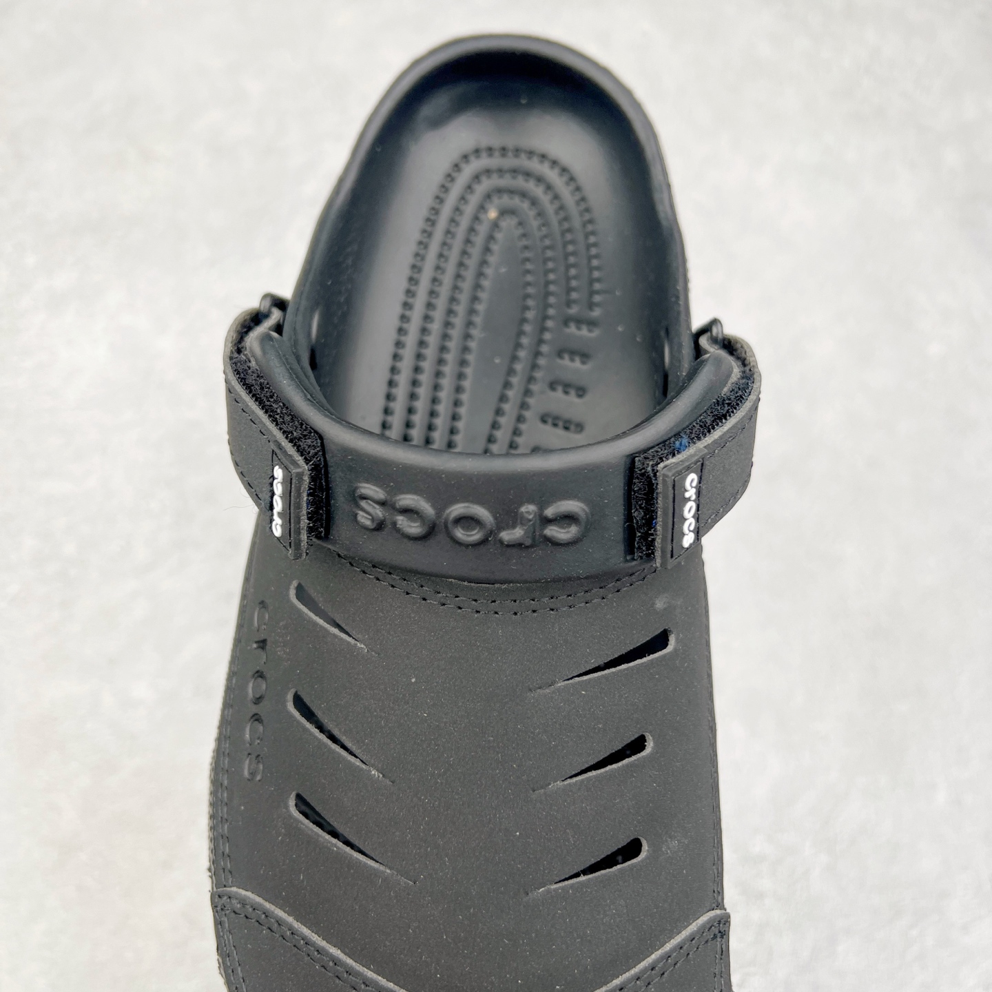 图片[5]-＃DG莞产 Crocs Classic Clog Bogota 卡骆驰经典简约休闲沙滩洞洞拖鞋凉鞋 透明防水袋包装 注意配件需单独购买 超轻Croslite专利材料打造 鞋面更加耐用易清洗 该鞋款轻盈舒适 2002年 经典克骆格诞生 秉承外形简单 穿着舒适的初衷 不断为消费者带来舒适的穿着体验 穿出“趣”味 鞋面洞洞可搭彰显个性的智必星 一鞋两穿 可调节式后跟带增添鞋身的稳固性能 放前面变成愜意舒适的凉拖 放后面行走跑跳更加稳妥 Croslite ™材料 封闭式细胞树脂 能够在体温作用下自动变形以适应脚部形状 涉水性优秀的同时易于清洁 抓地力强 不易打滑 Crocs的核心理念：轻便 灵活 全方位的舒适感 同步官方尺码：M4（36-37） M5（37-38）M6（38-39）M7（39-40）M8（41-42）M9（42-43）M10（43-44）M11（45-46）-选品中心