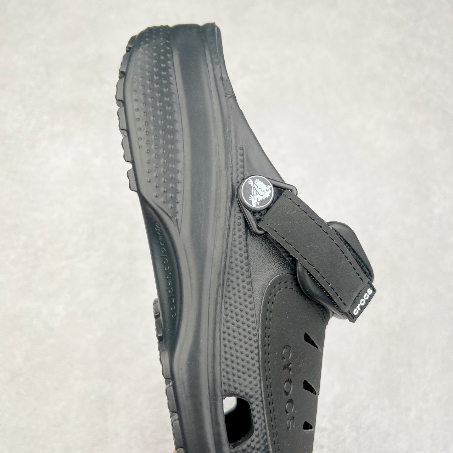 图片[6]-＃DG莞产 Crocs Classic Clog Bogota 卡骆驰经典简约休闲沙滩洞洞拖鞋凉鞋 透明防水袋包装 注意配件需单独购买 超轻Croslite专利材料打造 鞋面更加耐用易清洗 该鞋款轻盈舒适 2002年 经典克骆格诞生 秉承外形简单 穿着舒适的初衷 不断为消费者带来舒适的穿着体验 穿出“趣”味 鞋面洞洞可搭彰显个性的智必星 一鞋两穿 可调节式后跟带增添鞋身的稳固性能 放前面变成愜意舒适的凉拖 放后面行走跑跳更加稳妥 Croslite ™材料 封闭式细胞树脂 能够在体温作用下自动变形以适应脚部形状 涉水性优秀的同时易于清洁 抓地力强 不易打滑 Crocs的核心理念：轻便 灵活 全方位的舒适感 同步官方尺码：M4（36-37） M5（37-38）M6（38-39）M7（39-40）M8（41-42）M9（42-43）M10（43-44）M11（45-46）-选品中心