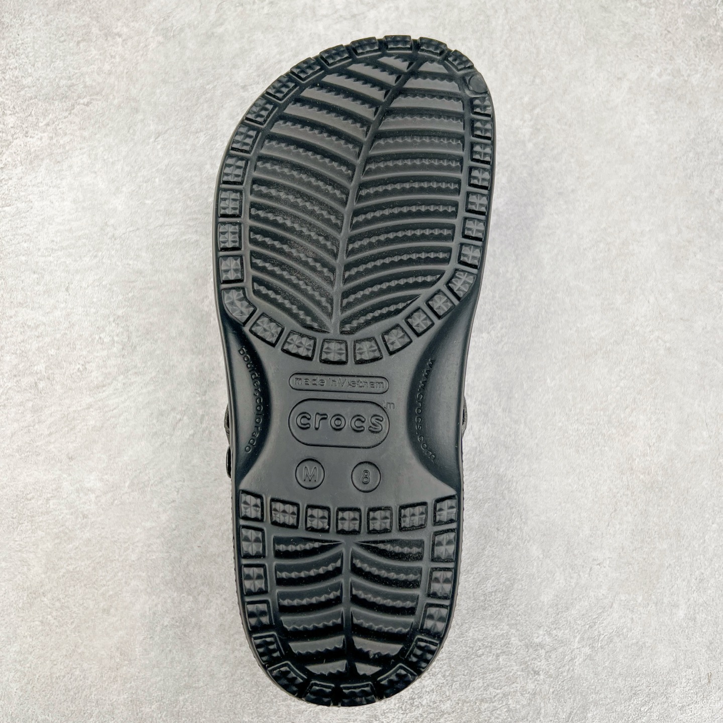 图片[9]-＃DG莞产 Crocs Classic Clog Bogota 卡骆驰经典简约休闲沙滩洞洞拖鞋凉鞋 透明防水袋包装 注意配件需单独购买 超轻Croslite专利材料打造 鞋面更加耐用易清洗 该鞋款轻盈舒适 2002年 经典克骆格诞生 秉承外形简单 穿着舒适的初衷 不断为消费者带来舒适的穿着体验 穿出“趣”味 鞋面洞洞可搭彰显个性的智必星 一鞋两穿 可调节式后跟带增添鞋身的稳固性能 放前面变成愜意舒适的凉拖 放后面行走跑跳更加稳妥 Croslite ™材料 封闭式细胞树脂 能够在体温作用下自动变形以适应脚部形状 涉水性优秀的同时易于清洁 抓地力强 不易打滑 Crocs的核心理念：轻便 灵活 全方位的舒适感 同步官方尺码：M4（36-37） M5（37-38）M6（38-39）M7（39-40）M8（41-42）M9（42-43）M10（43-44）M11（45-46）-选品中心