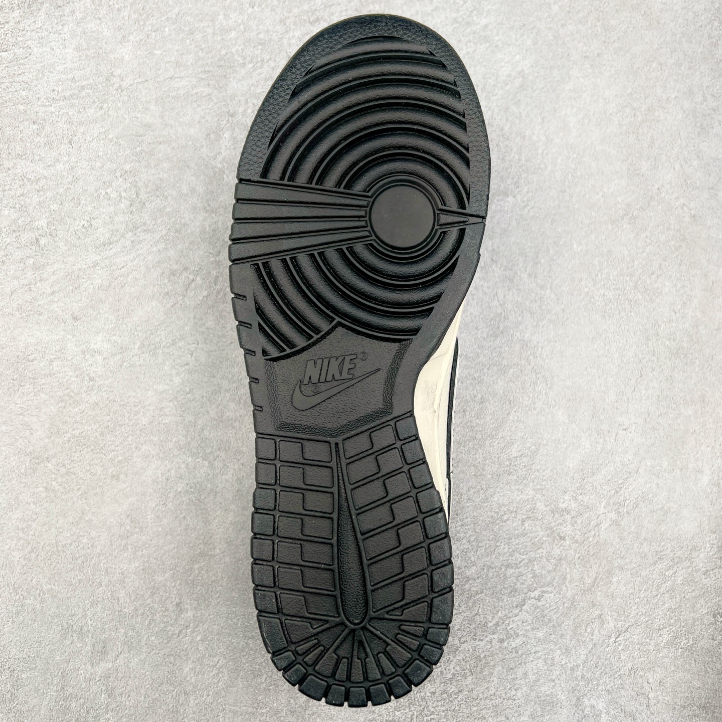 图片[9]-NK Dunk Low 定制配色 JJ2508-560 大厂出品 极力推荐 原装头层材料 独家版型蒸餾加工帶來的是更好的视觉和脚感体验大厂纯原品质出货 清洁度 电绣工艺 皮料切割干净无任何毛边 细节完美 实拍调校N版已经零色差零失真 百分百还原实物色彩所见即所得 不存在货不对板色差等低级问题 选购参考实物拍摄 不混卖不参货 只用心做好货严格选品 承诺混一赔十 尺码：36 36.5 37.5 38 38.5 39 40 40.5 41 42 42.5 43 44 44.5 45-选品中心