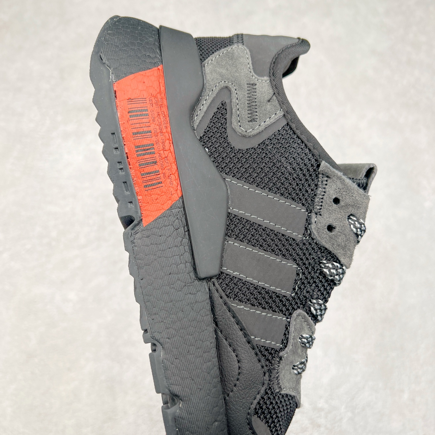 图片[6]-AD originals Nite Jogger Pride 夜行者减震耐磨低帮反光复古休闲百搭运动跑鞋 原厂材料 原厂大底 原装工艺 原鞋一致 记忆海绵 鞋眼使用原鞋一致电绣加针车工艺 后跟全部一致采用原鞋工艺 四针六线进口机 区别市面三针五线 头层皮打造 原厂流水标 3D喷漆 瞄漆 私家独模 网布搭配麂皮拼接打造鞋面 极具复古风格鞋头及鞋跟点缀3M反光设计 极为亮眼中底采用全掌Boost科技 厚度相当可观 脚感极佳 尺码：36 36⅔ 37⅓ 38 38⅔ 39⅓ 40 40⅔ 41⅓ 42 42⅔ 43⅓ 44 44⅔ 45-选品中心