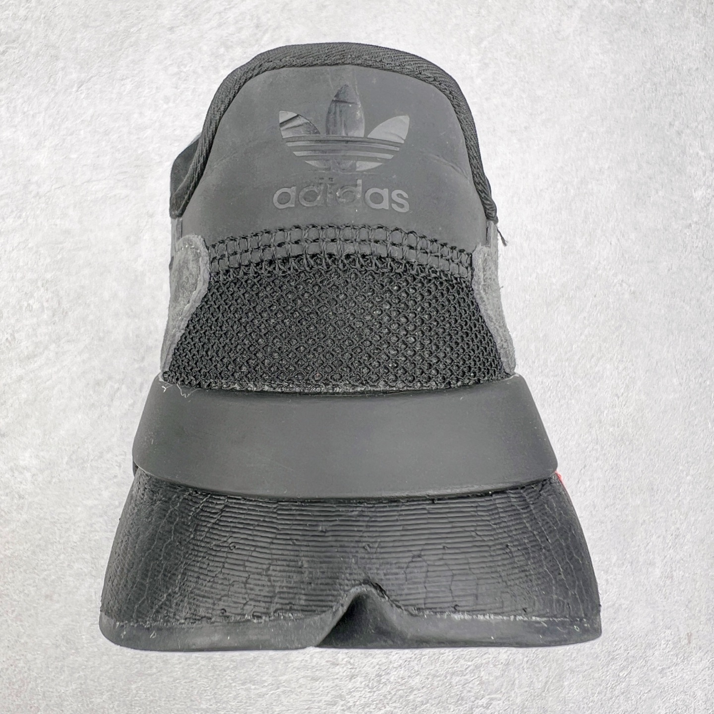 图片[8]-AD originals Nite Jogger Pride 夜行者减震耐磨低帮反光复古休闲百搭运动跑鞋 原厂材料 原厂大底 原装工艺 原鞋一致 记忆海绵 鞋眼使用原鞋一致电绣加针车工艺 后跟全部一致采用原鞋工艺 四针六线进口机 区别市面三针五线 头层皮打造 原厂流水标 3D喷漆 瞄漆 私家独模 网布搭配麂皮拼接打造鞋面 极具复古风格鞋头及鞋跟点缀3M反光设计 极为亮眼中底采用全掌Boost科技 厚度相当可观 脚感极佳 尺码：36 36⅔ 37⅓ 38 38⅔ 39⅓ 40 40⅔ 41⅓ 42 42⅔ 43⅓ 44 44⅔ 45-选品中心