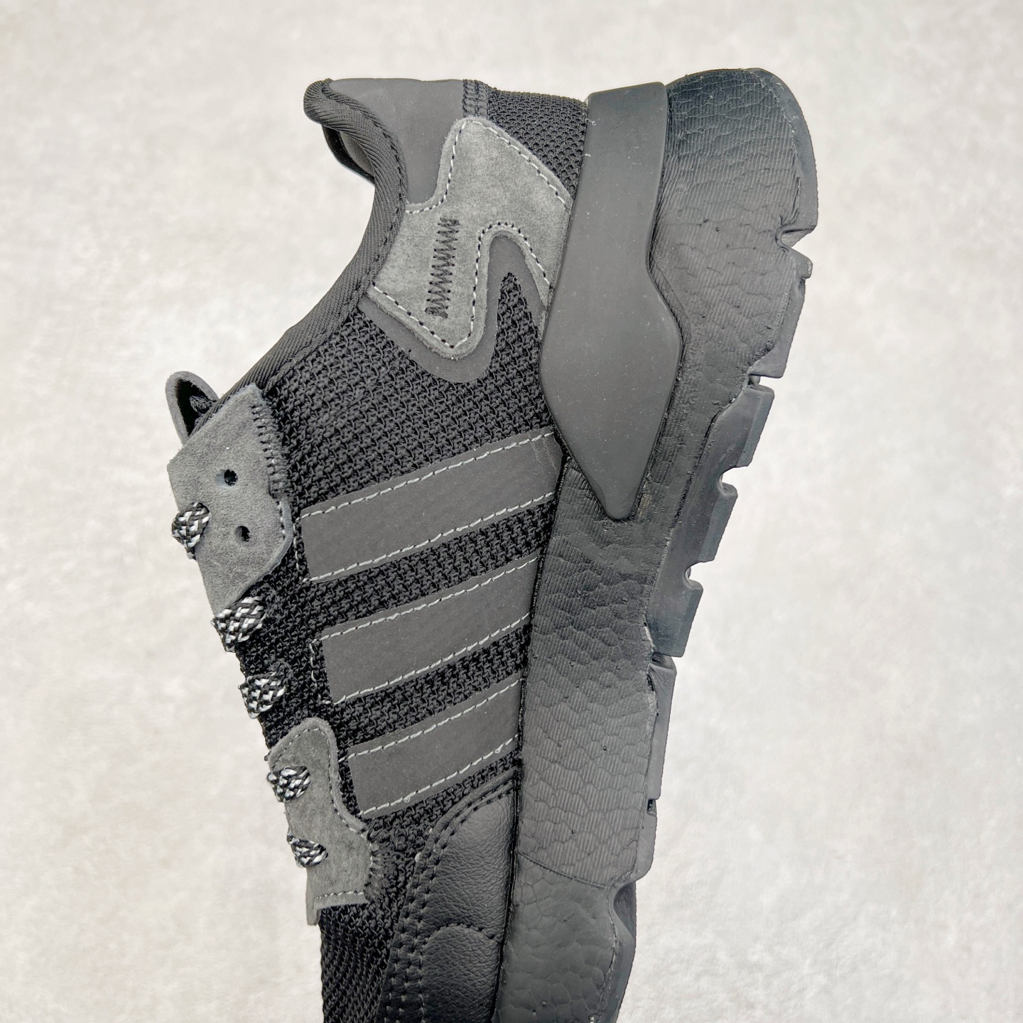 图片[7]-AD originals Nite Jogger Pride 夜行者减震耐磨低帮反光复古休闲百搭运动跑鞋 原厂材料 原厂大底 原装工艺 原鞋一致 记忆海绵 鞋眼使用原鞋一致电绣加针车工艺 后跟全部一致采用原鞋工艺 四针六线进口机 区别市面三针五线 头层皮打造 原厂流水标 3D喷漆 瞄漆 私家独模 网布搭配麂皮拼接打造鞋面 极具复古风格鞋头及鞋跟点缀3M反光设计 极为亮眼中底采用全掌Boost科技 厚度相当可观 脚感极佳 尺码：36 36⅔ 37⅓ 38 38⅔ 39⅓ 40 40⅔ 41⅓ 42 42⅔ 43⅓ 44 44⅔ 45-选品中心