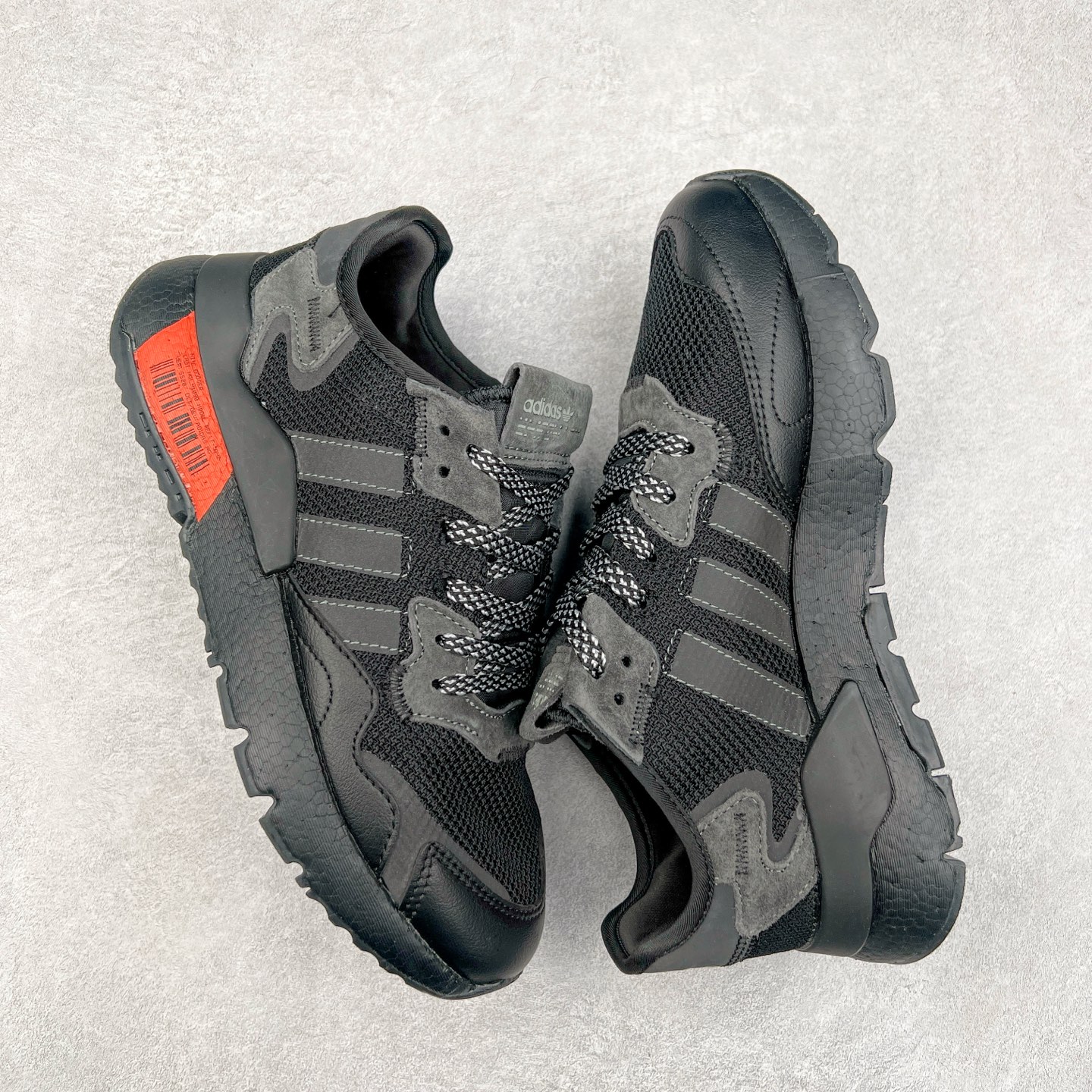 图片[3]-AD originals Nite Jogger Pride 夜行者减震耐磨低帮反光复古休闲百搭运动跑鞋 原厂材料 原厂大底 原装工艺 原鞋一致 记忆海绵 鞋眼使用原鞋一致电绣加针车工艺 后跟全部一致采用原鞋工艺 四针六线进口机 区别市面三针五线 头层皮打造 原厂流水标 3D喷漆 瞄漆 私家独模 网布搭配麂皮拼接打造鞋面 极具复古风格鞋头及鞋跟点缀3M反光设计 极为亮眼中底采用全掌Boost科技 厚度相当可观 脚感极佳 尺码：36 36⅔ 37⅓ 38 38⅔ 39⅓ 40 40⅔ 41⅓ 42 42⅔ 43⅓ 44 44⅔ 45-选品中心