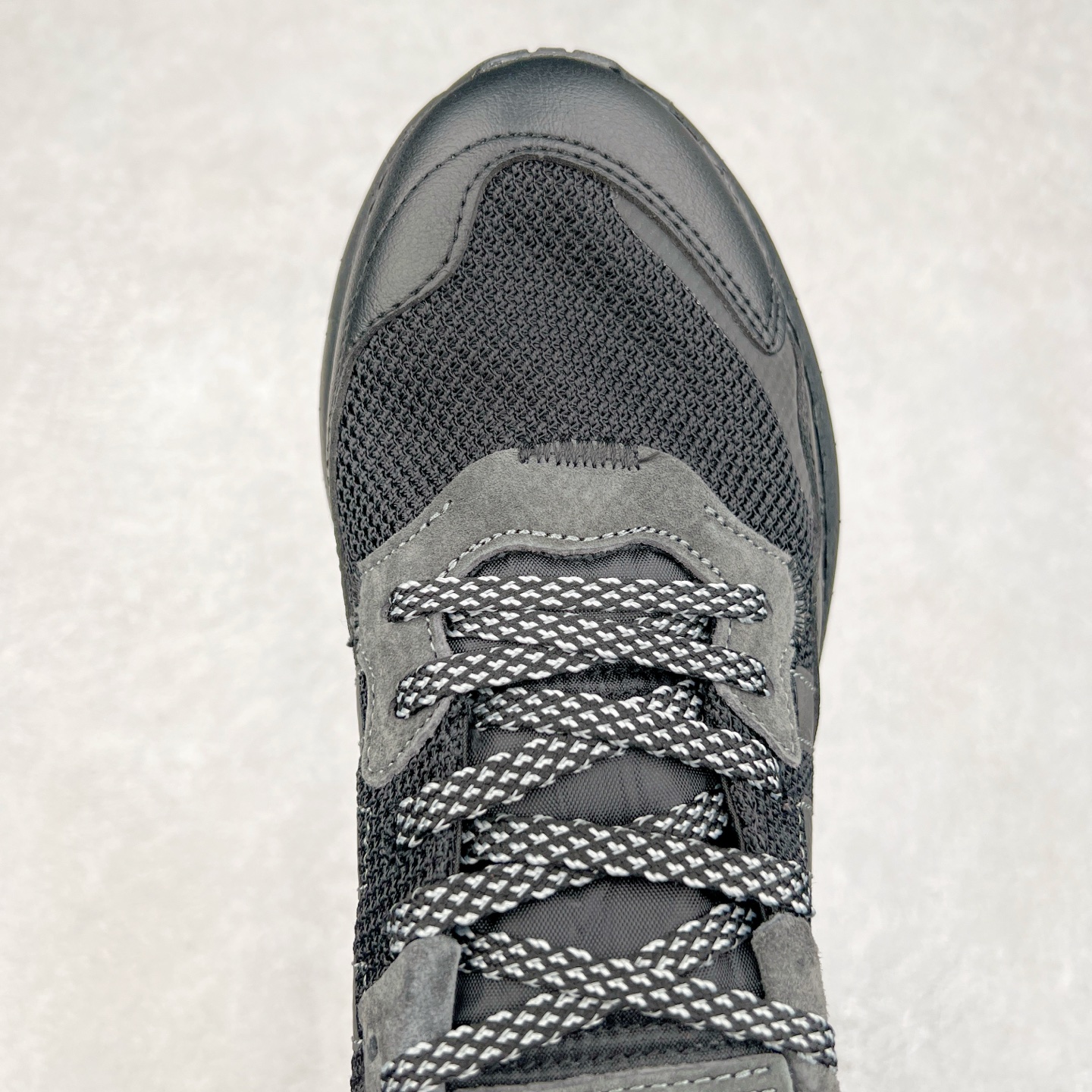 图片[4]-AD originals Nite Jogger Pride 夜行者减震耐磨低帮反光复古休闲百搭运动跑鞋 原厂材料 原厂大底 原装工艺 原鞋一致 记忆海绵 鞋眼使用原鞋一致电绣加针车工艺 后跟全部一致采用原鞋工艺 四针六线进口机 区别市面三针五线 头层皮打造 原厂流水标 3D喷漆 瞄漆 私家独模 网布搭配麂皮拼接打造鞋面 极具复古风格鞋头及鞋跟点缀3M反光设计 极为亮眼中底采用全掌Boost科技 厚度相当可观 脚感极佳 尺码：36 36⅔ 37⅓ 38 38⅔ 39⅓ 40 40⅔ 41⅓ 42 42⅔ 43⅓ 44 44⅔ 45-选品中心