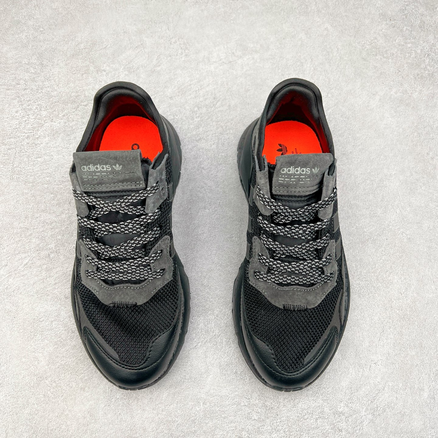 图片[2]-AD originals Nite Jogger Pride 夜行者减震耐磨低帮反光复古休闲百搭运动跑鞋 原厂材料 原厂大底 原装工艺 原鞋一致 记忆海绵 鞋眼使用原鞋一致电绣加针车工艺 后跟全部一致采用原鞋工艺 四针六线进口机 区别市面三针五线 头层皮打造 原厂流水标 3D喷漆 瞄漆 私家独模 网布搭配麂皮拼接打造鞋面 极具复古风格鞋头及鞋跟点缀3M反光设计 极为亮眼中底采用全掌Boost科技 厚度相当可观 脚感极佳 尺码：36 36⅔ 37⅓ 38 38⅔ 39⅓ 40 40⅔ 41⅓ 42 42⅔ 43⅓ 44 44⅔ 45-选品中心