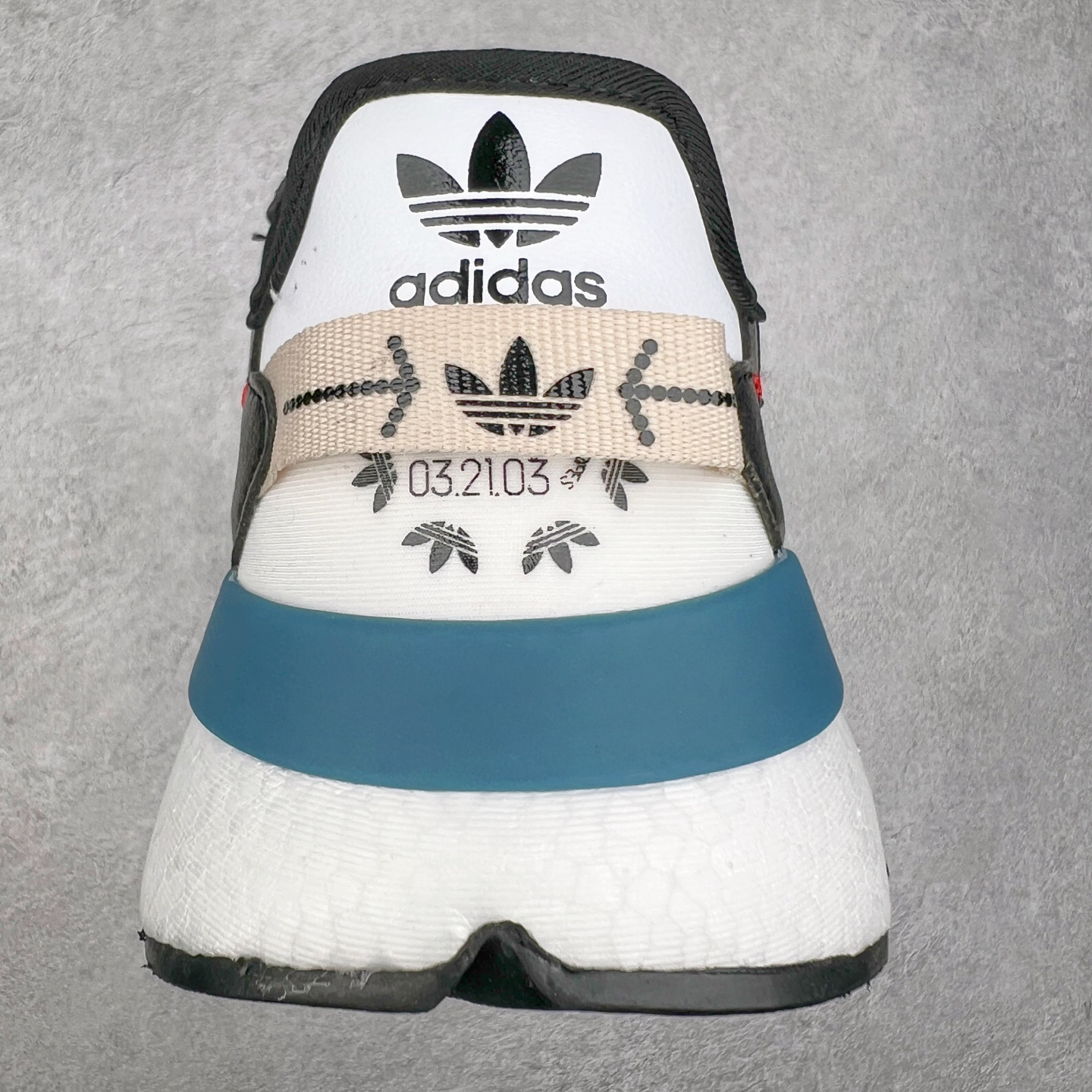 图片[8]-AD originals Nite Jogger Pride 夜行者减震耐磨低帮反光复古休闲百搭运动跑鞋 原厂材料 原厂大底 原装工艺 原鞋一致 记忆海绵 鞋眼使用原鞋一致电绣加针车工艺 后跟全部一致采用原鞋工艺 四针六线进口机 区别市面三针五线 头层皮打造 原厂流水标 3D喷漆 瞄漆 私家独模 网布搭配麂皮拼接打造鞋面 极具复古风格鞋头及鞋跟点缀3M反光设计 极为亮眼中底采用全掌Boost科技 厚度相当可观 脚感极佳 尺码：36 36⅔ 37⅓ 38 38⅔ 39⅓ 40 40⅔ 41⅓ 42 42⅔ 43⅓ 44 44⅔ 45-选品中心