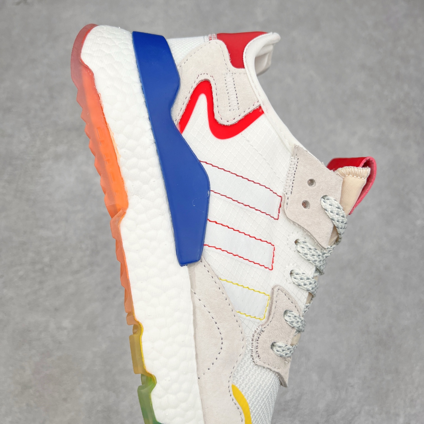 图片[6]-AD originals Nite Jogger Pride 夜行者减震耐磨低帮反光复古休闲百搭运动跑鞋 原厂材料 原厂大底 原装工艺 原鞋一致 记忆海绵 鞋眼使用原鞋一致电绣加针车工艺 后跟全部一致采用原鞋工艺 四针六线进口机 区别市面三针五线 头层皮打造 原厂流水标 3D喷漆 瞄漆 私家独模 网布搭配麂皮拼接打造鞋面 极具复古风格鞋头及鞋跟点缀3M反光设计 极为亮眼中底采用全掌Boost科技 厚度相当可观 脚感极佳 尺码：36 36⅔ 37⅓ 38 38⅔ 39⅓ 40 40⅔ 41⅓ 42 42⅔ 43⅓ 44 44⅔ 45-选品中心