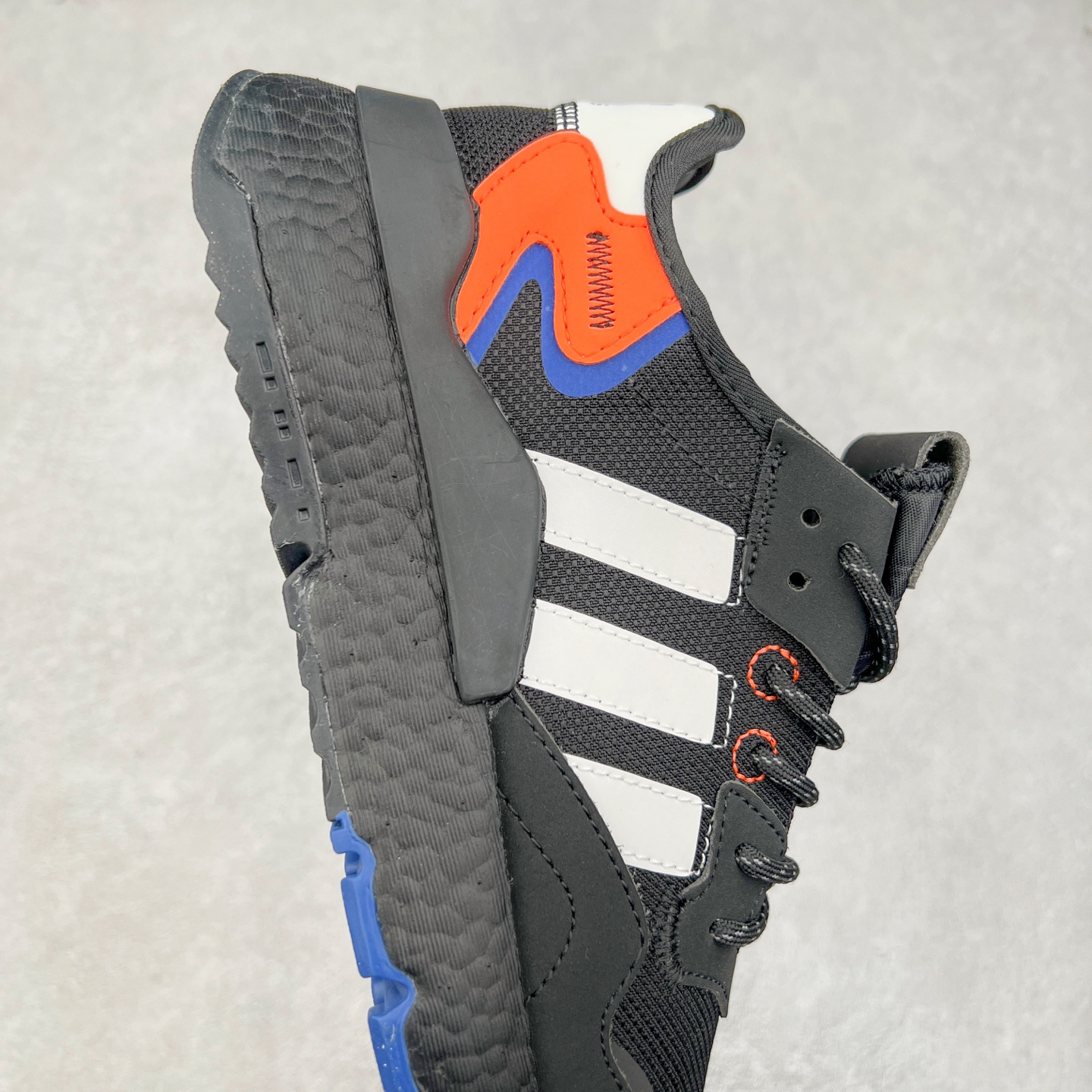 图片[6]-AD originals Nite Jogger Pride 夜行者减震耐磨低帮反光复古休闲百搭运动跑鞋 原厂材料 原厂大底 原装工艺 原鞋一致 记忆海绵 鞋眼使用原鞋一致电绣加针车工艺 后跟全部一致采用原鞋工艺 四针六线进口机 区别市面三针五线 头层皮打造 原厂流水标 3D喷漆 瞄漆 私家独模 网布搭配麂皮拼接打造鞋面 极具复古风格鞋头及鞋跟点缀3M反光设计 极为亮眼中底采用全掌Boost科技 厚度相当可观 脚感极佳 尺码：36 36⅔ 37⅓ 38 38⅔ 39⅓ 40 40⅔ 41⅓ 42 42⅔ 43⅓ 44 44⅔ 45-选品中心