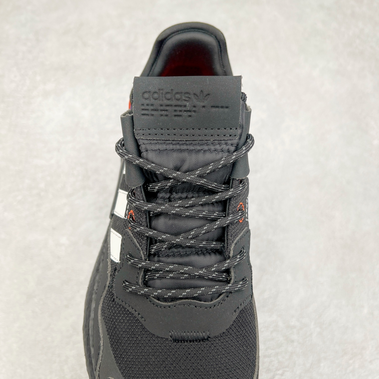 图片[5]-AD originals Nite Jogger Pride 夜行者减震耐磨低帮反光复古休闲百搭运动跑鞋 原厂材料 原厂大底 原装工艺 原鞋一致 记忆海绵 鞋眼使用原鞋一致电绣加针车工艺 后跟全部一致采用原鞋工艺 四针六线进口机 区别市面三针五线 头层皮打造 原厂流水标 3D喷漆 瞄漆 私家独模 网布搭配麂皮拼接打造鞋面 极具复古风格鞋头及鞋跟点缀3M反光设计 极为亮眼中底采用全掌Boost科技 厚度相当可观 脚感极佳 尺码：36 36⅔ 37⅓ 38 38⅔ 39⅓ 40 40⅔ 41⅓ 42 42⅔ 43⅓ 44 44⅔ 45-选品中心