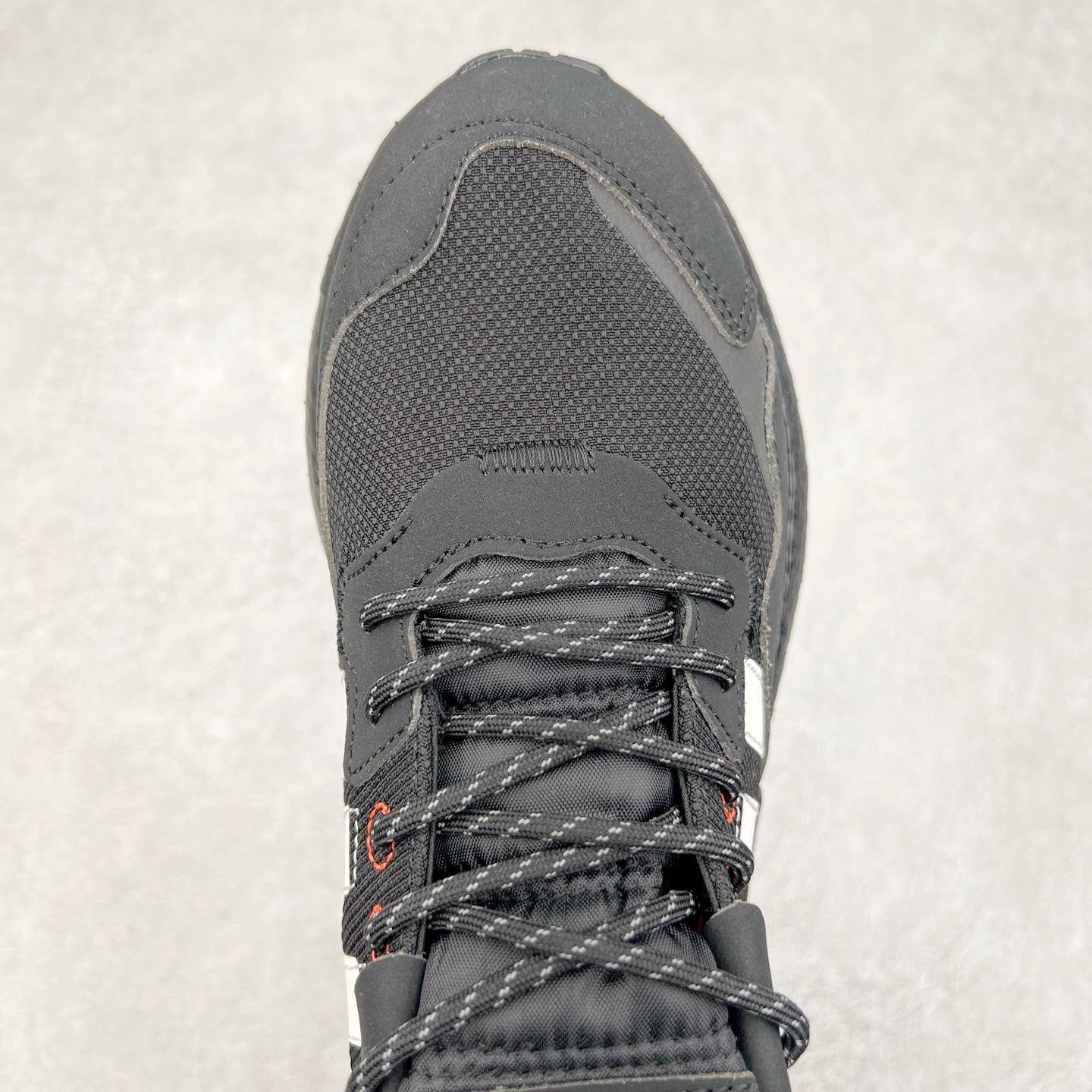 图片[4]-AD originals Nite Jogger Pride 夜行者减震耐磨低帮反光复古休闲百搭运动跑鞋 原厂材料 原厂大底 原装工艺 原鞋一致 记忆海绵 鞋眼使用原鞋一致电绣加针车工艺 后跟全部一致采用原鞋工艺 四针六线进口机 区别市面三针五线 头层皮打造 原厂流水标 3D喷漆 瞄漆 私家独模 网布搭配麂皮拼接打造鞋面 极具复古风格鞋头及鞋跟点缀3M反光设计 极为亮眼中底采用全掌Boost科技 厚度相当可观 脚感极佳 尺码：36 36⅔ 37⅓ 38 38⅔ 39⅓ 40 40⅔ 41⅓ 42 42⅔ 43⅓ 44 44⅔ 45-选品中心